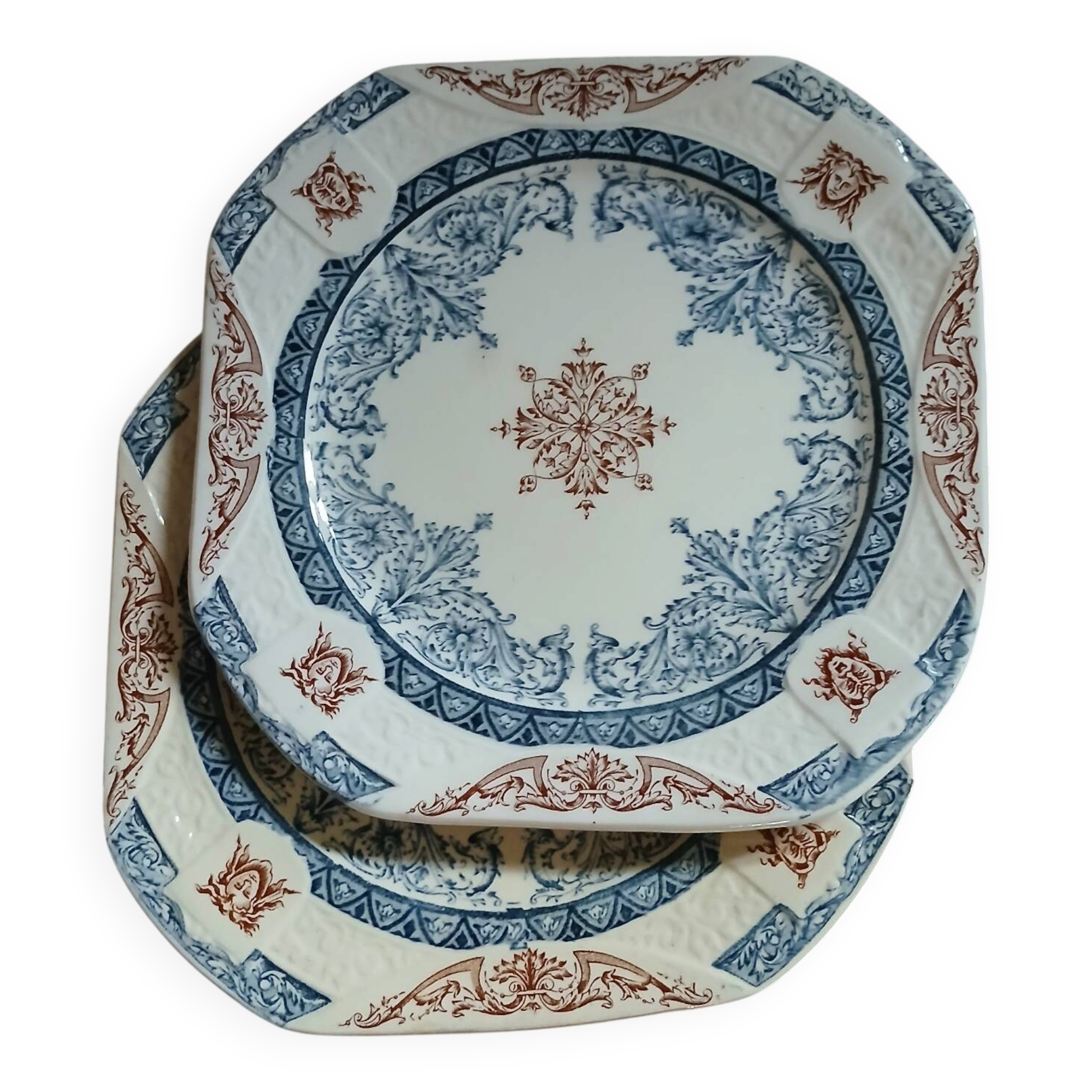 2 assiettes anciennes en Terre de fer Longchamp 