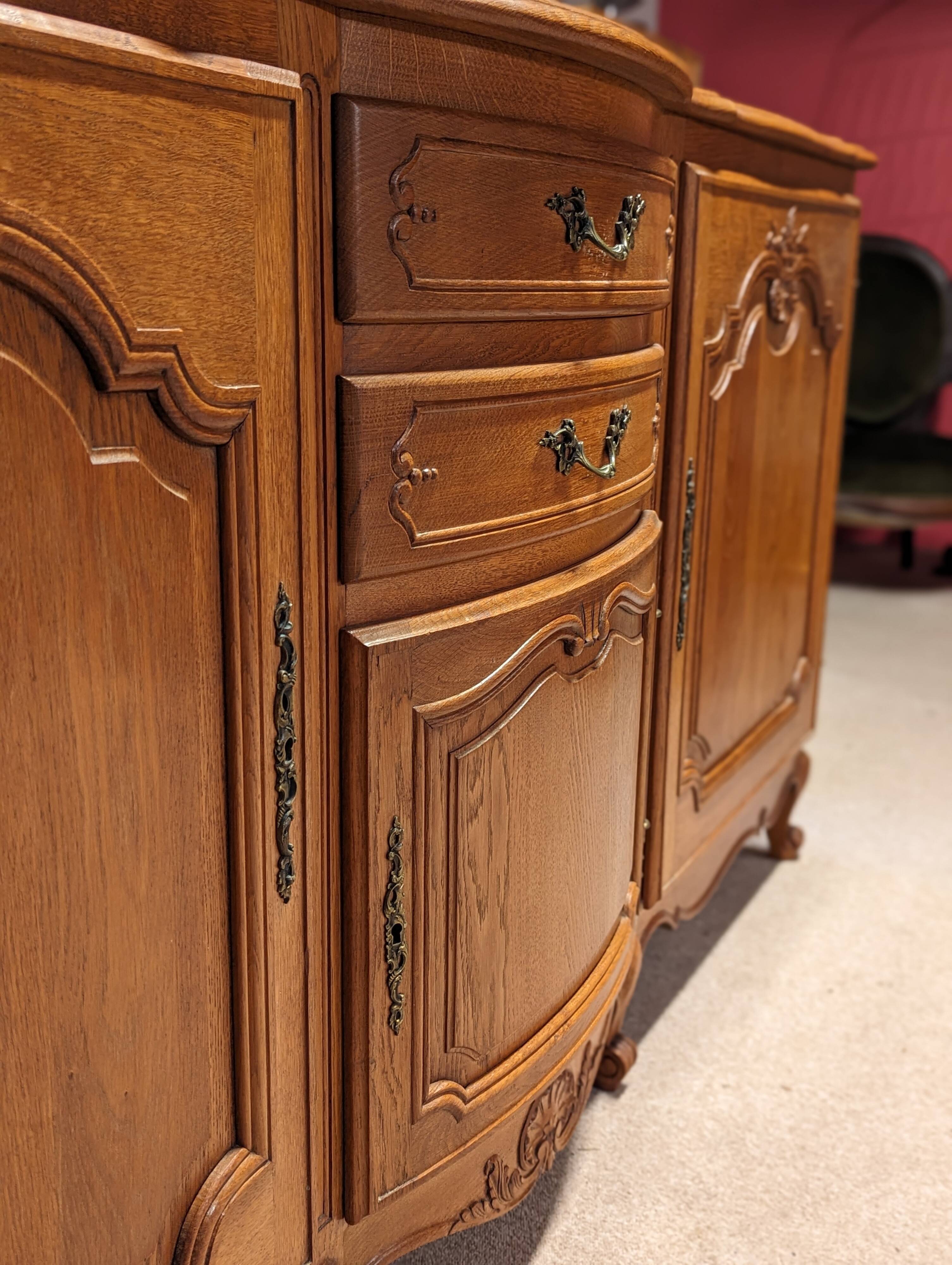 Buffet en chêne clair style Louis XV