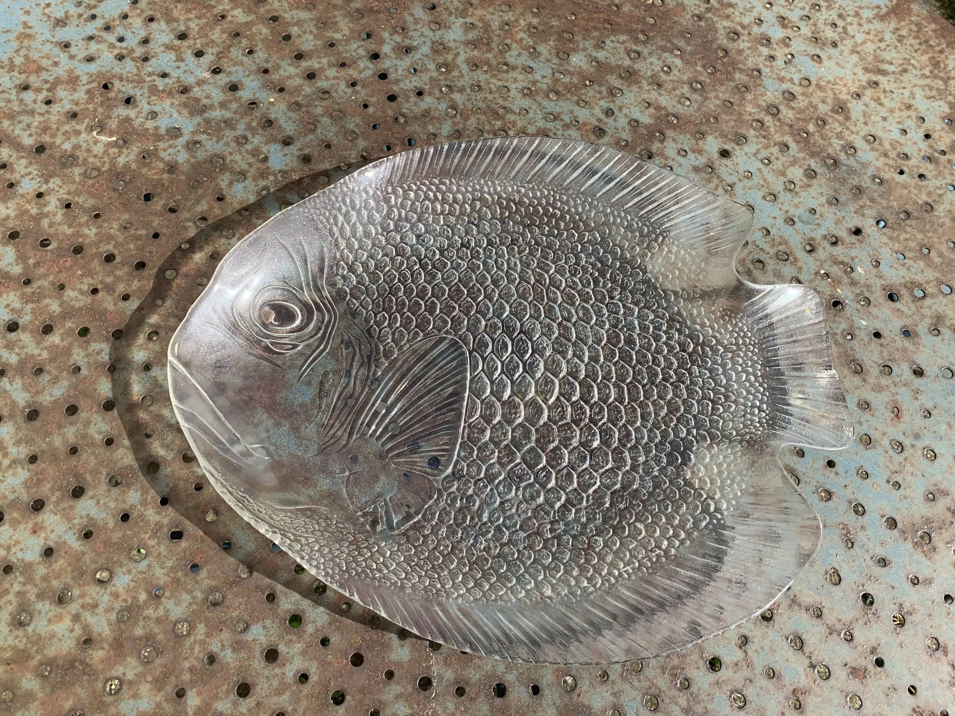 Large fish-shaped dish in transparent glass, made in France, vintage 1970