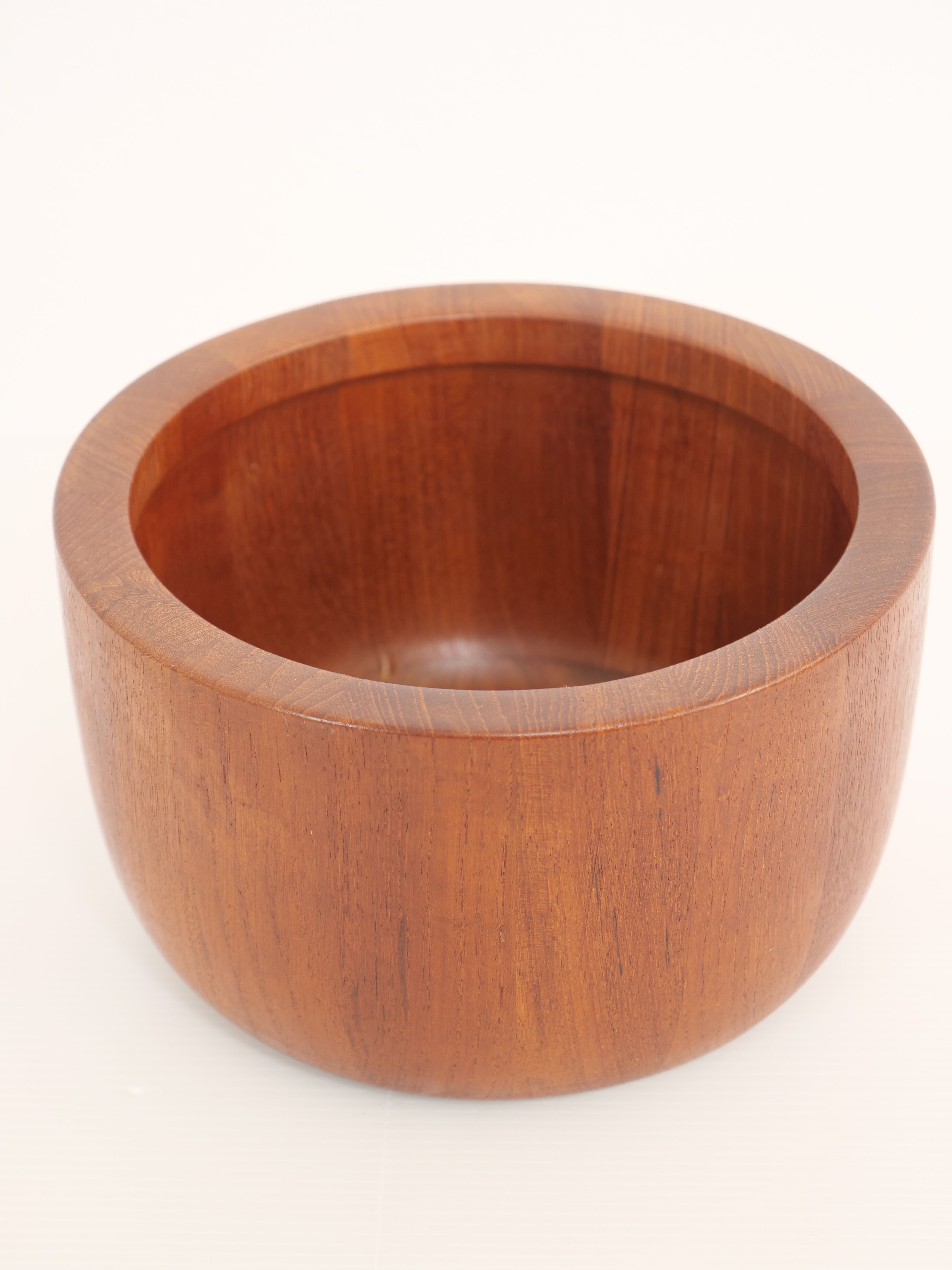 Scandinavian teak bowl by Richard Nissen Denmark