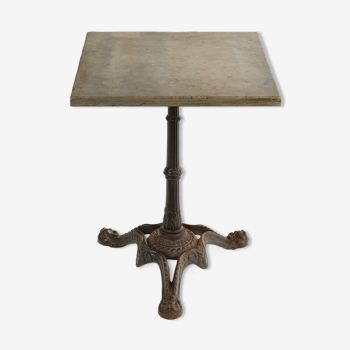 Bistro table in cast iron and stone