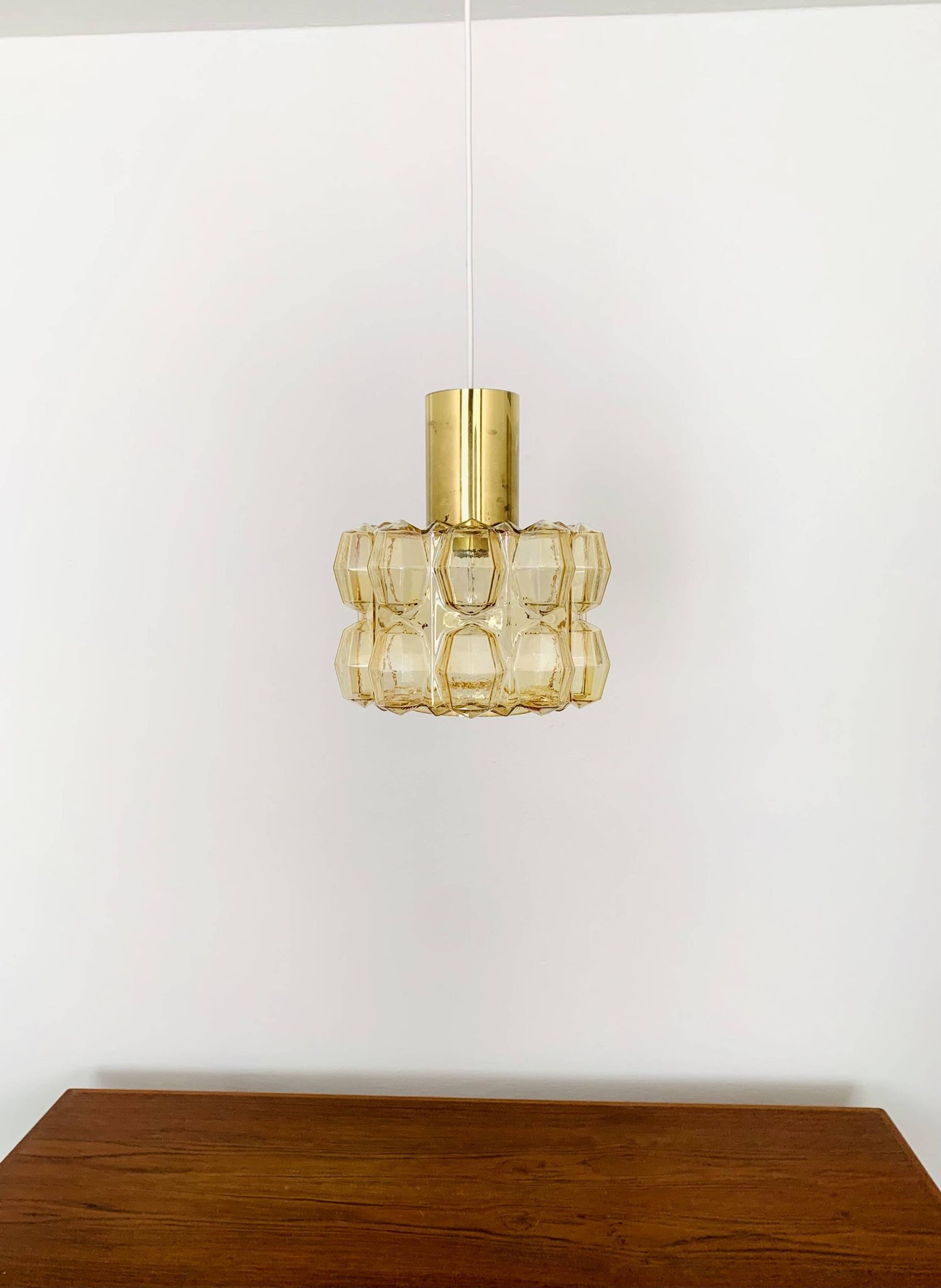 Suspension en verre bulle ambre par Helena Tynell pour Glashütte Limburg