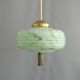 Lampe à pendentif Art Déco avec suspension en laiton et abat-jour en verre marbré.