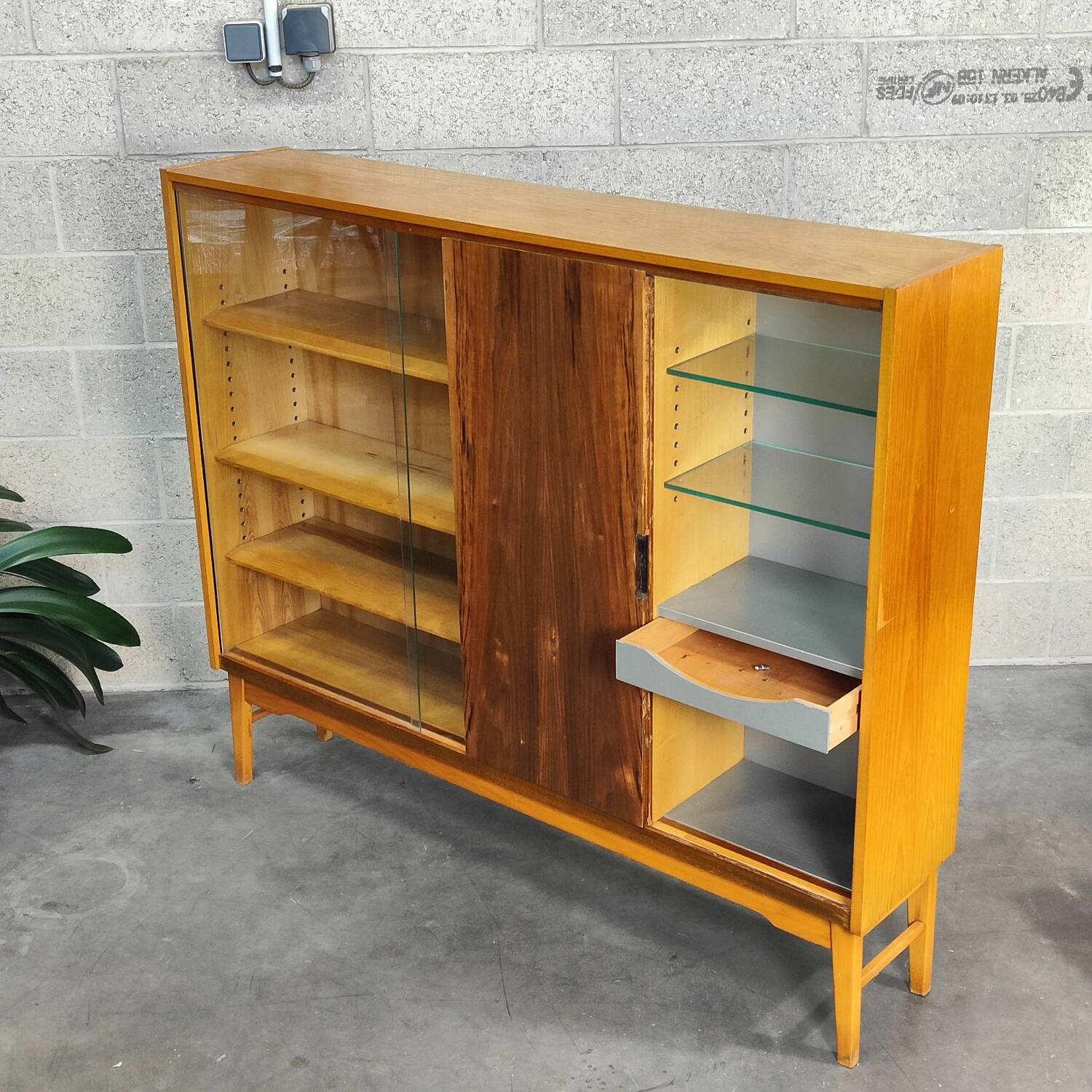 Bibliothèque vitrée Interier Praha Jiri Jiroutek 1960