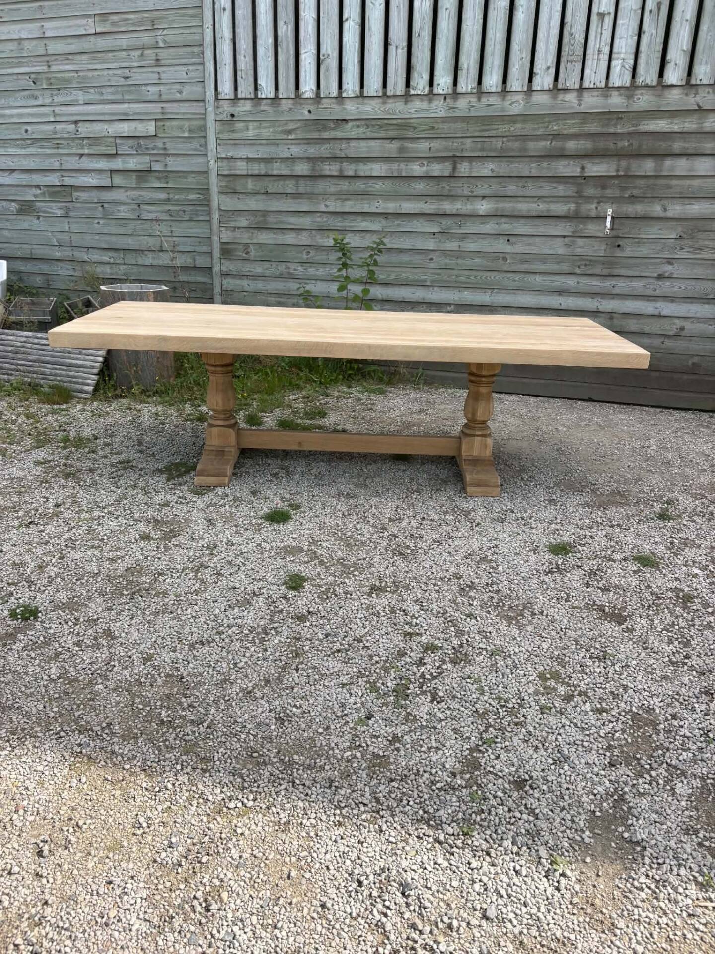 Grande table en bois brut ( 12 personnes )