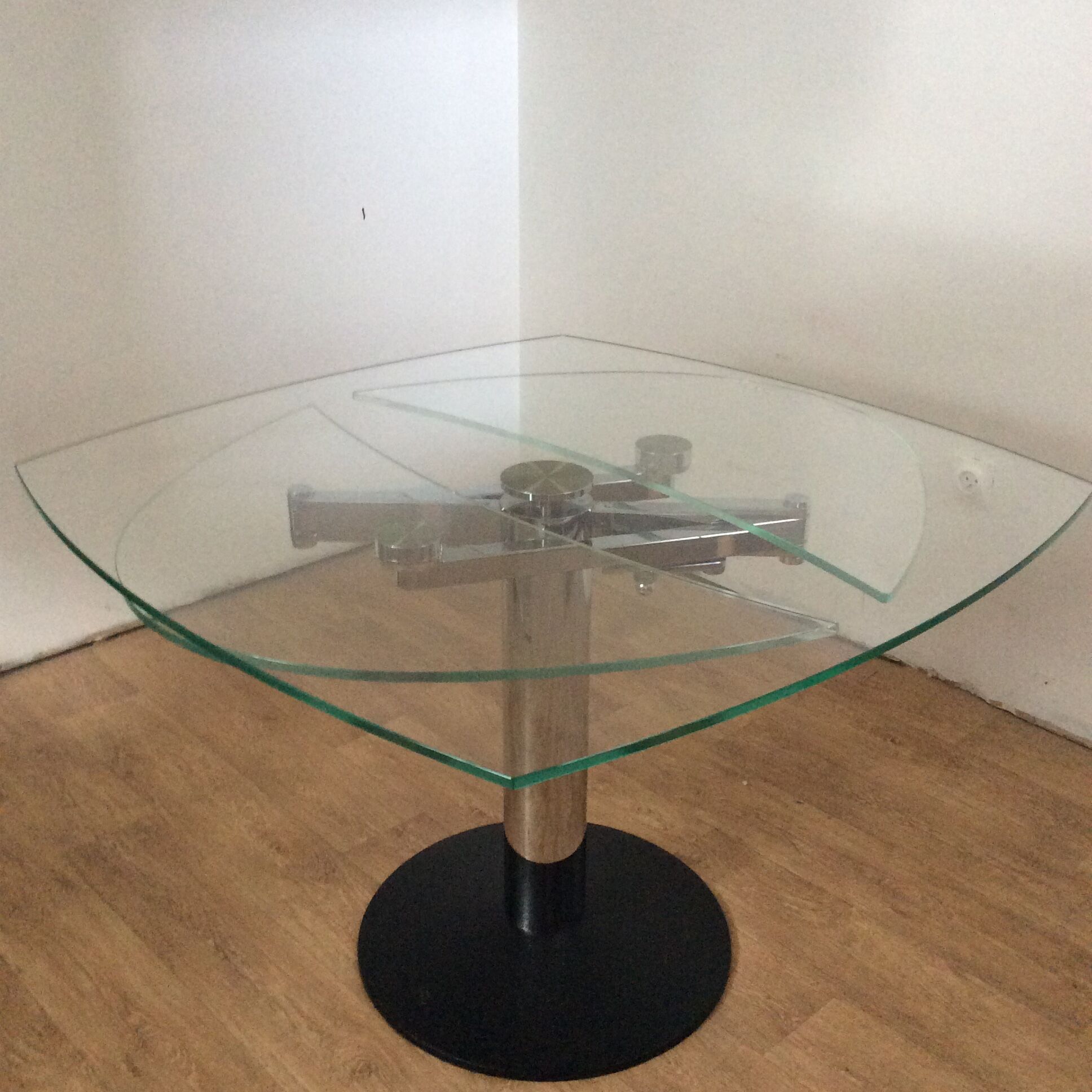 Groove extendable design dining table in tempered glass and chromed steel