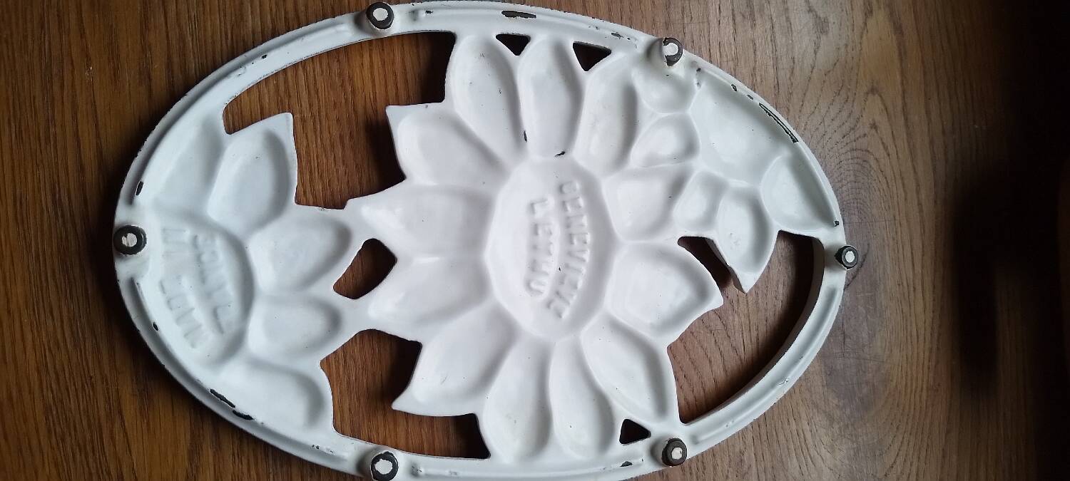 Cast iron trivet Geneviève Lethu