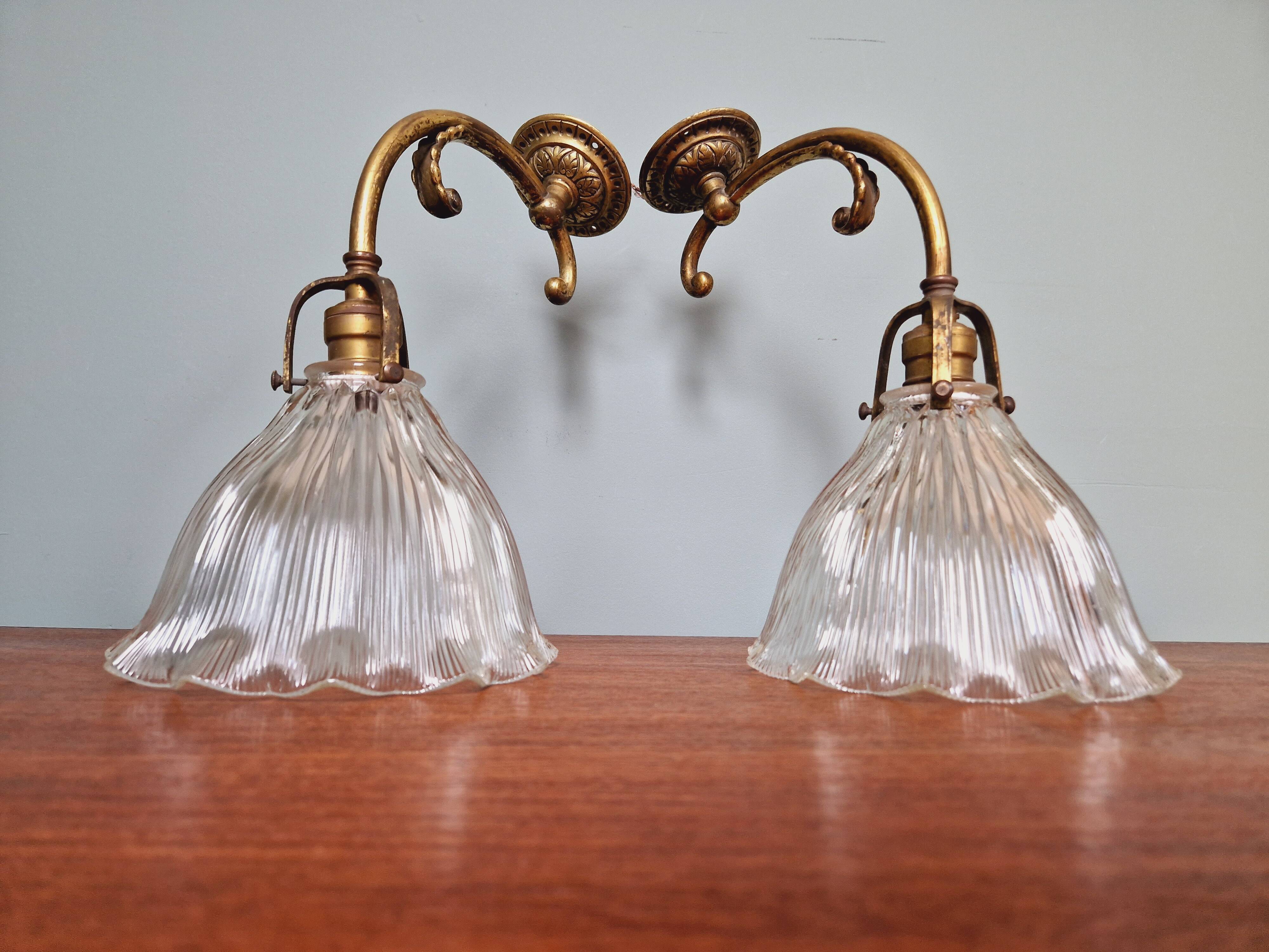 Paire d'appliques murales en bronze et verre rainuré Holophane