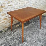 Oak table has two vintage extensions