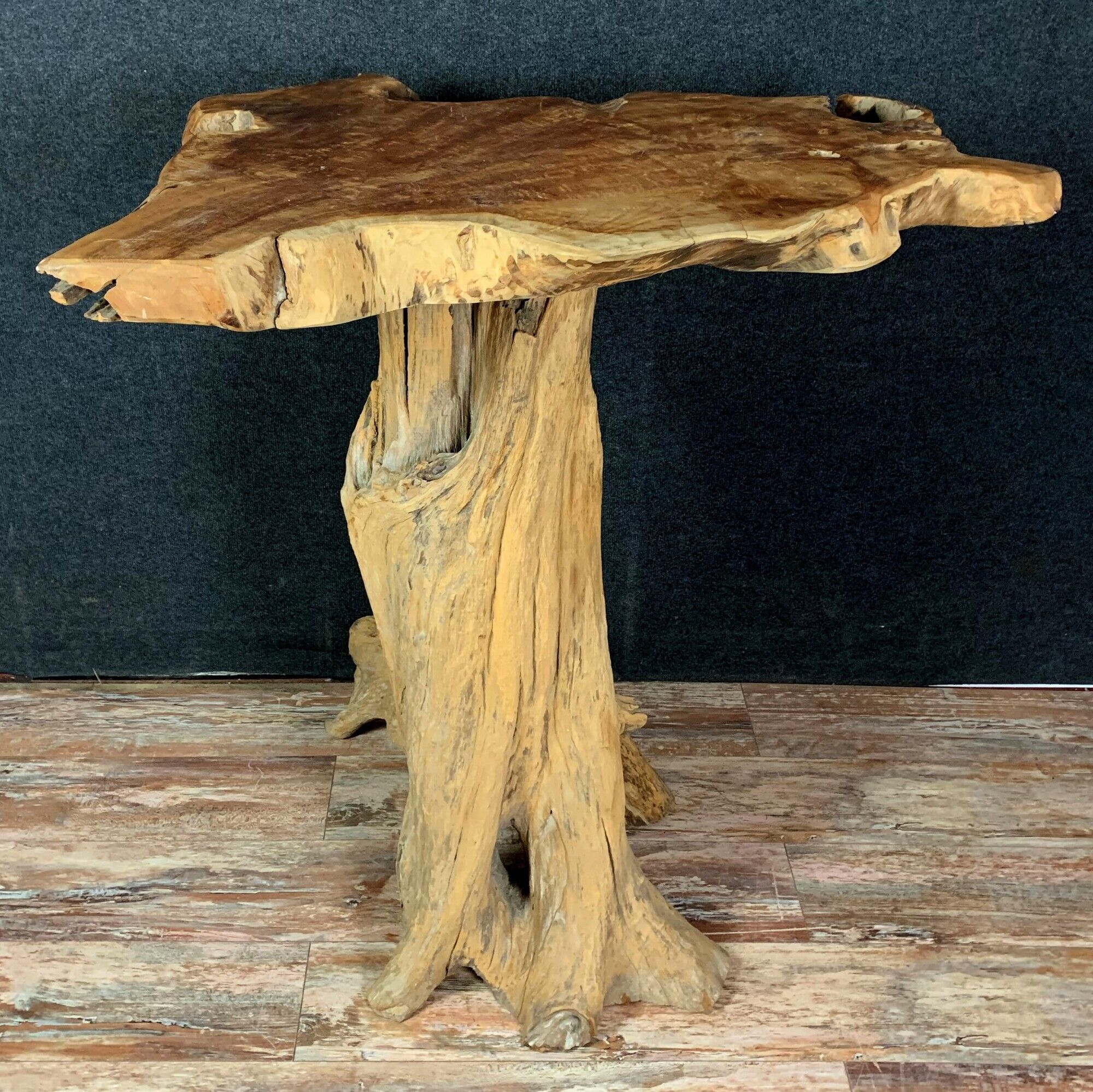 Design of the 70s: high table called "eating standing" in tree root