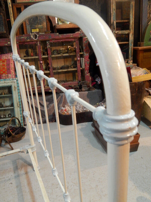 Old painted metal bed 120x190cm