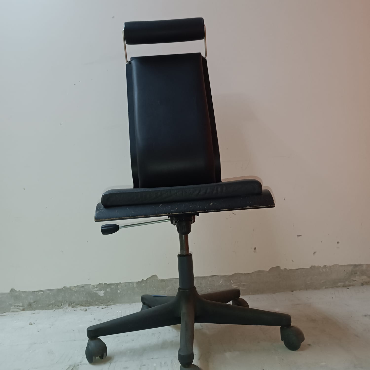 Height-adjustable office chair with caster