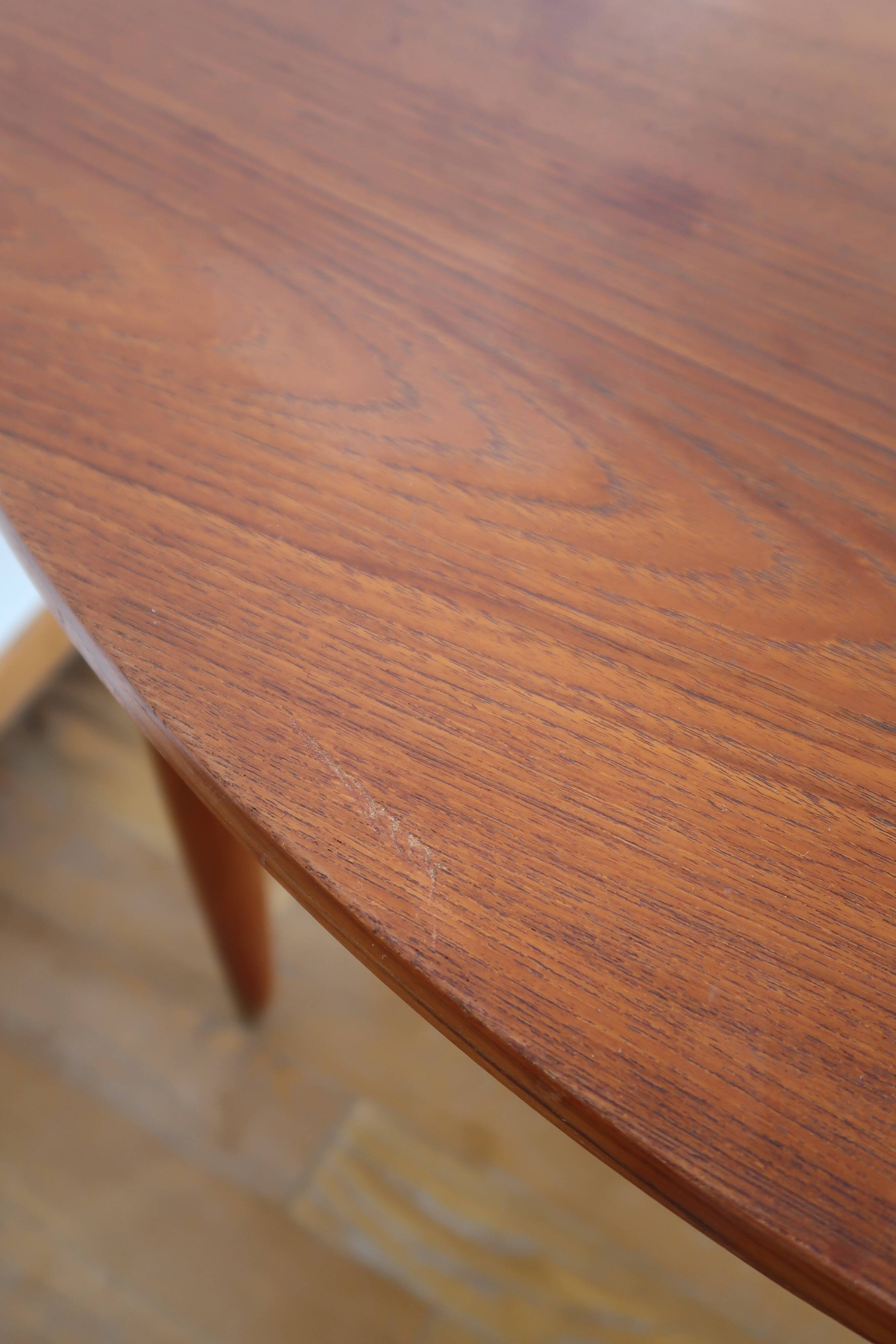 Extendable Scandinavian Round Table