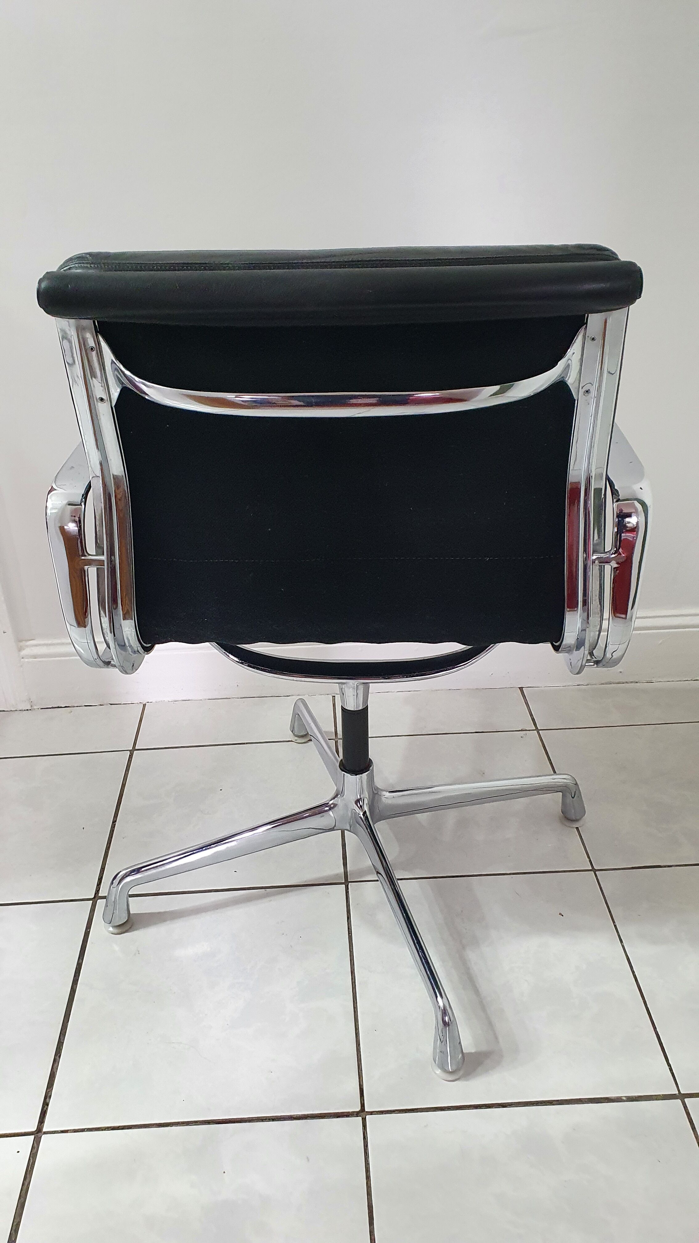 Fauteuil EA208 soft pad Charles et Ray Eames édition Herman Miller