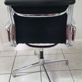 Fauteuil EA208 soft pad Charles et Ray Eames édition Herman Miller