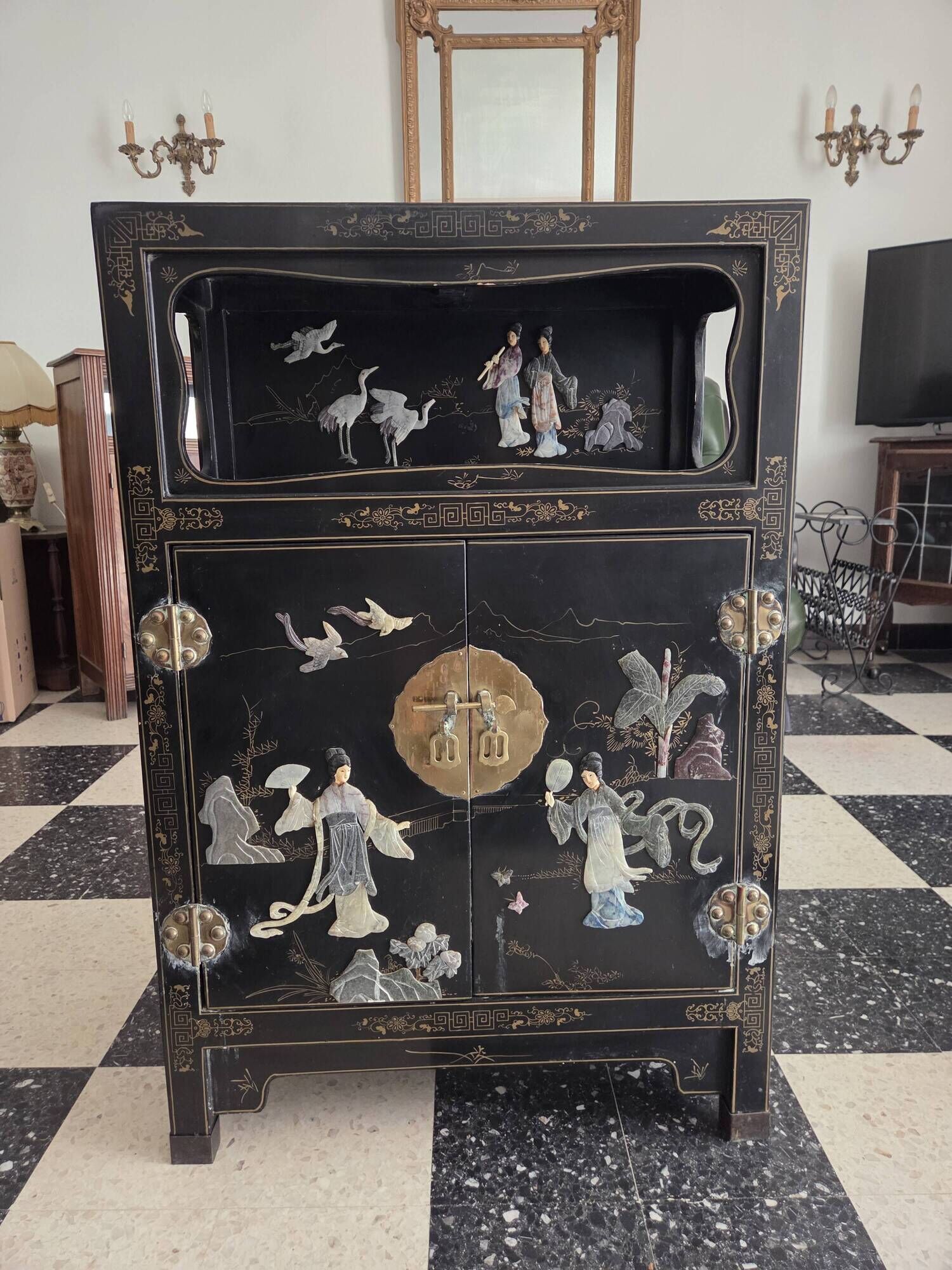 Lacquered Chinese cabinet (flowers, birds, women)