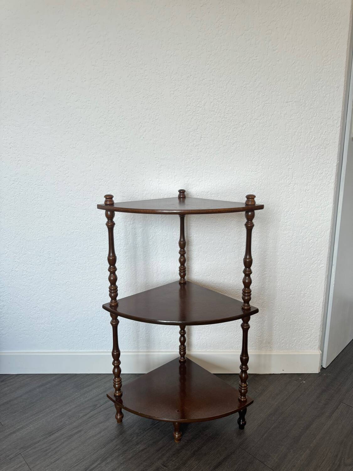 Etagère d'angle vintage en bois à trois niveaux