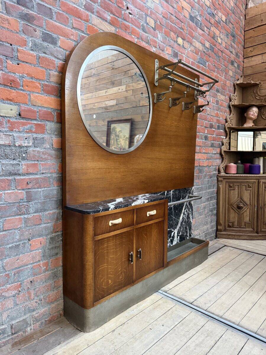 Large Art Deco entrance cloakroom