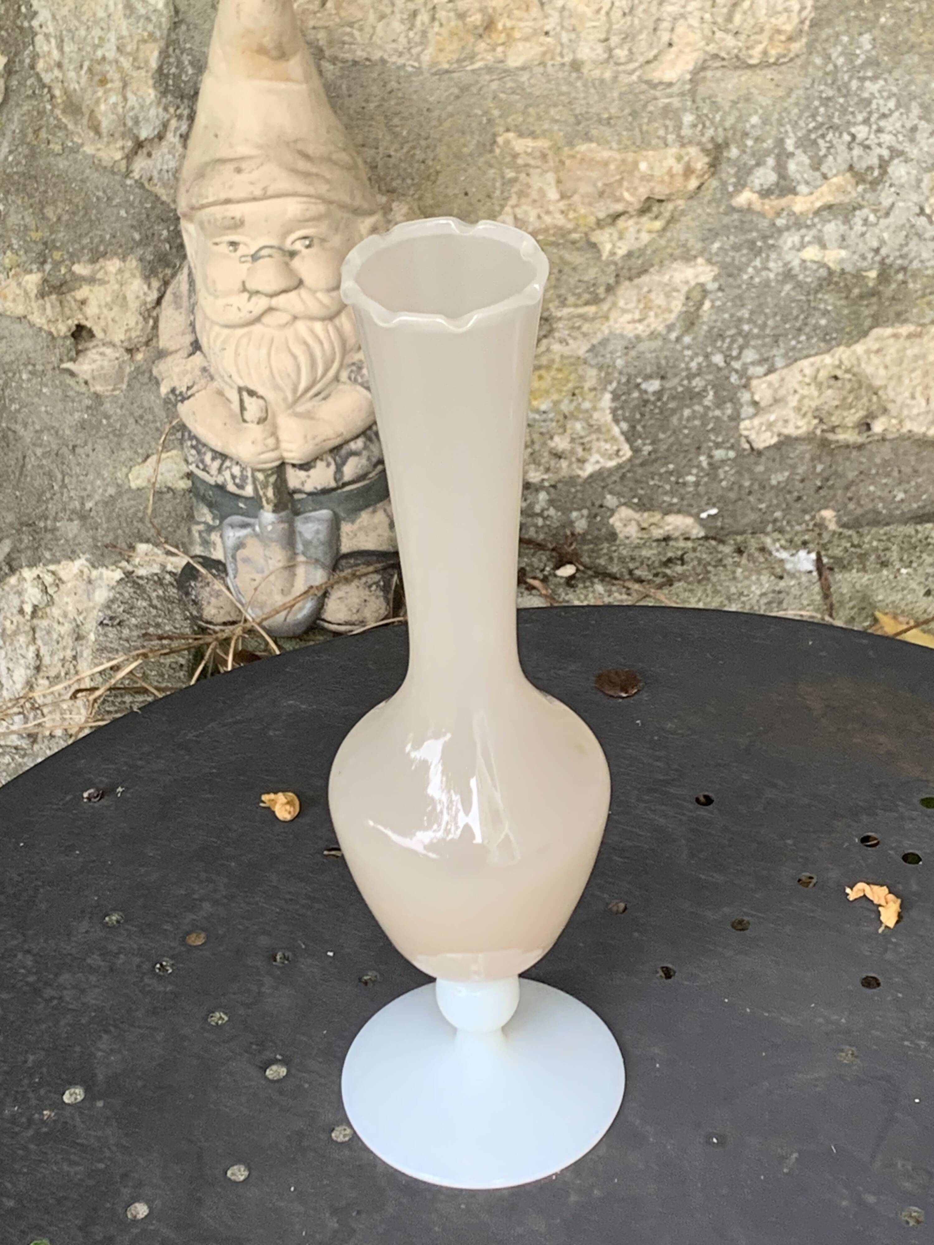 Soliflore vase in pink beige opaline and white base vintage and design