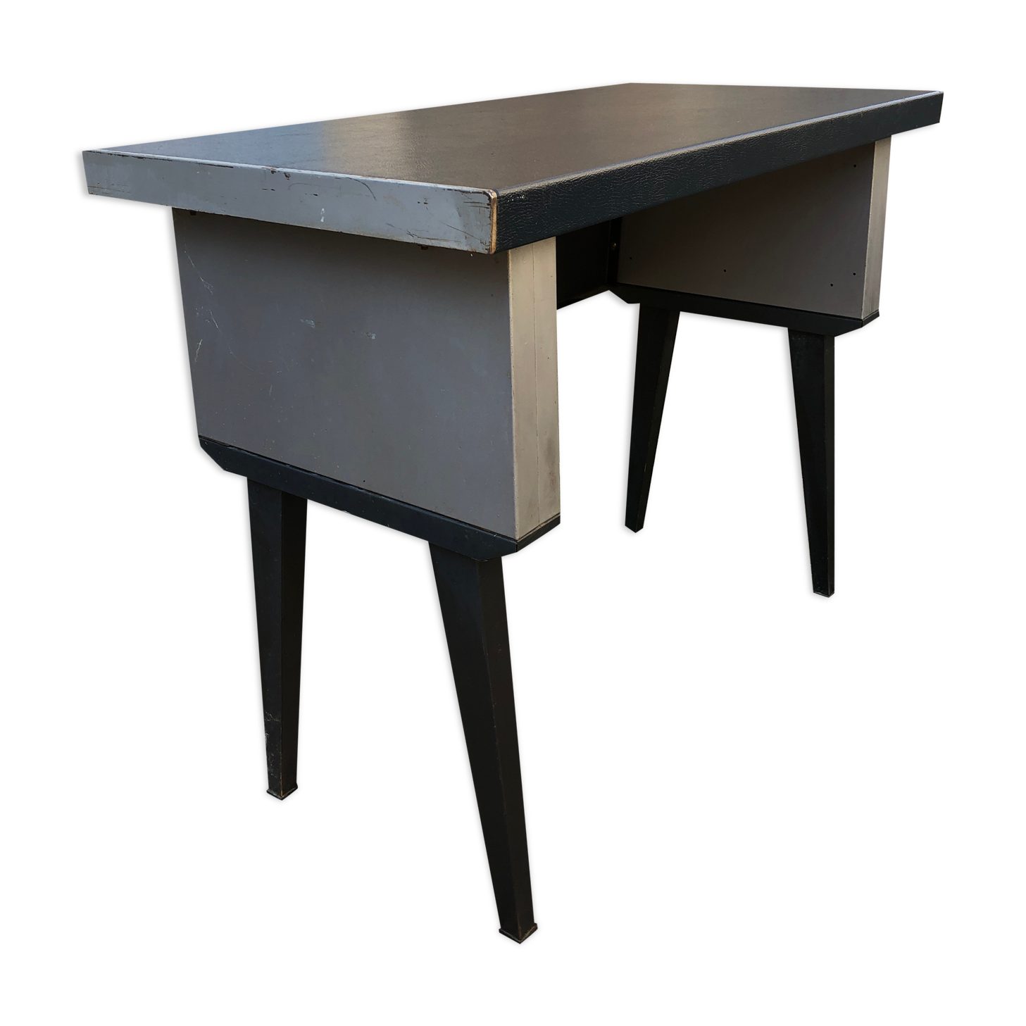 Strafor industrial desk