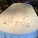 Nappe brodée à la main et dentelle guipure ancienne
