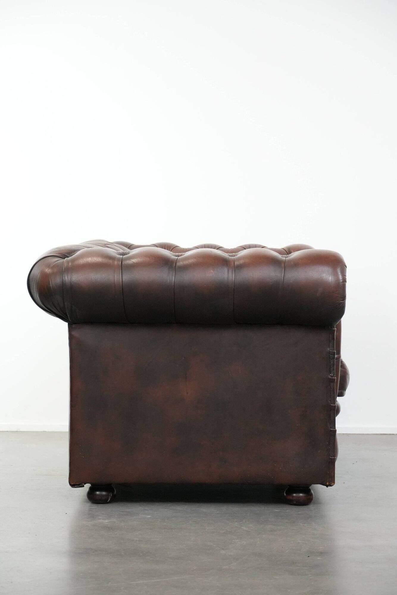 Dark brown cow leather vintage 2-seater Chesterfield sofa in English style