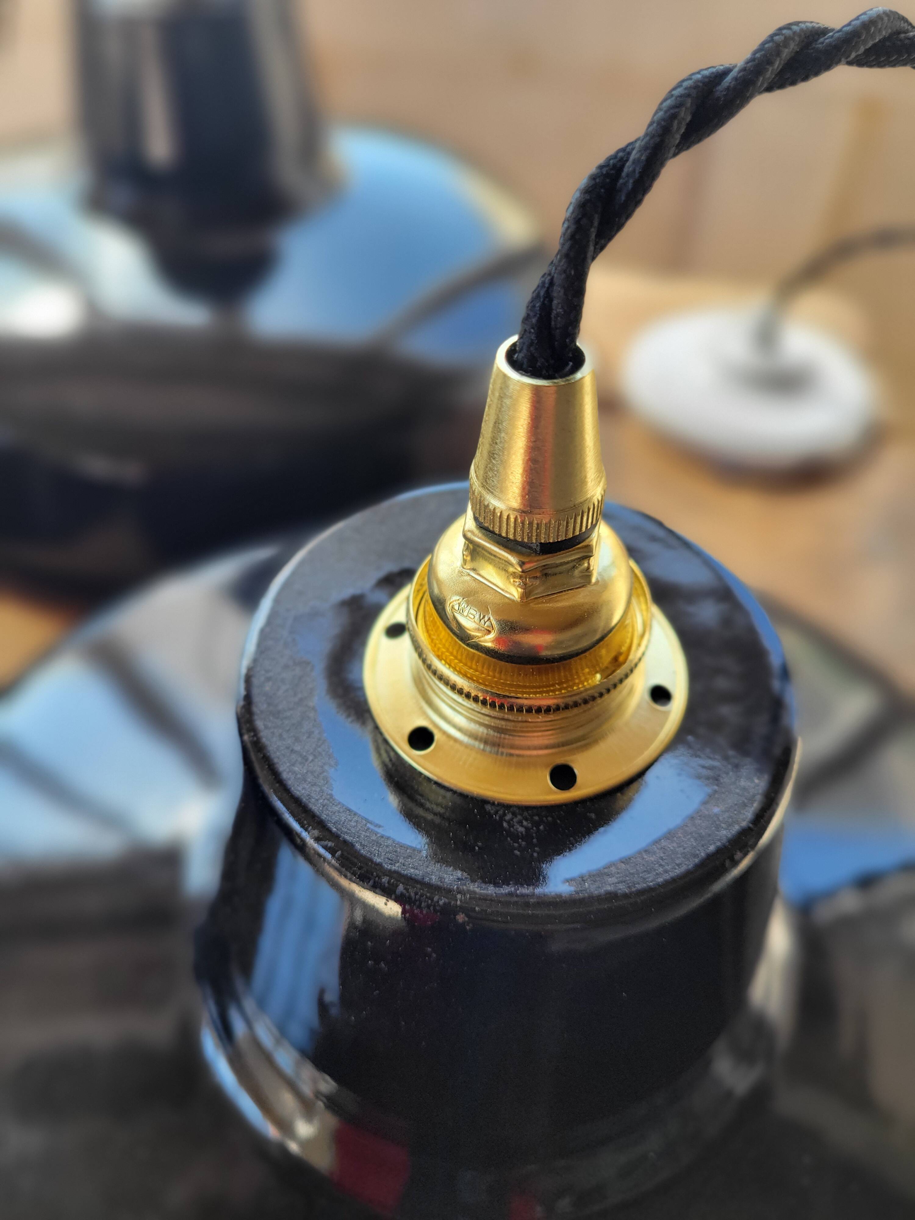 Trio of suspensions in enamelled sheet metal