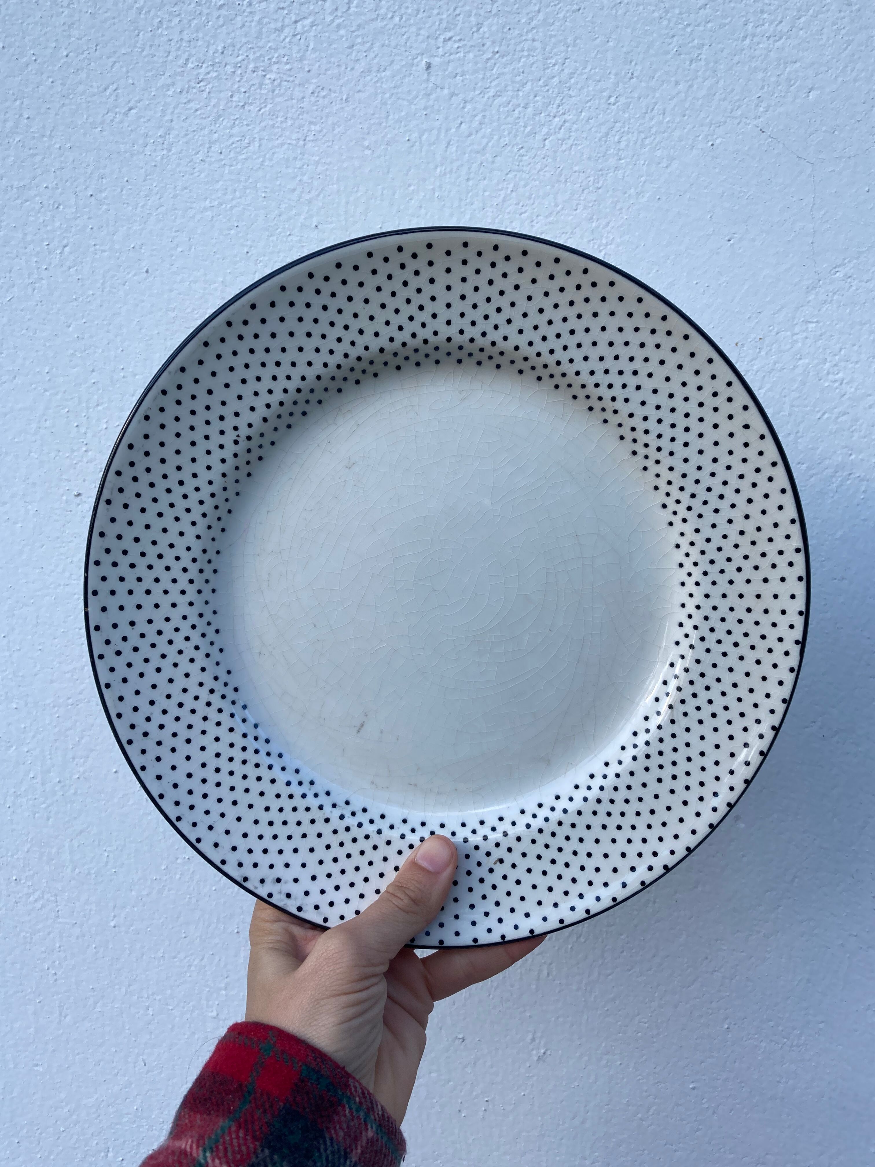 Gien service for 6 people with black polka dots: soup plates and flat plates