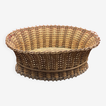 Old empty basket basket in woven wicker (non-food)