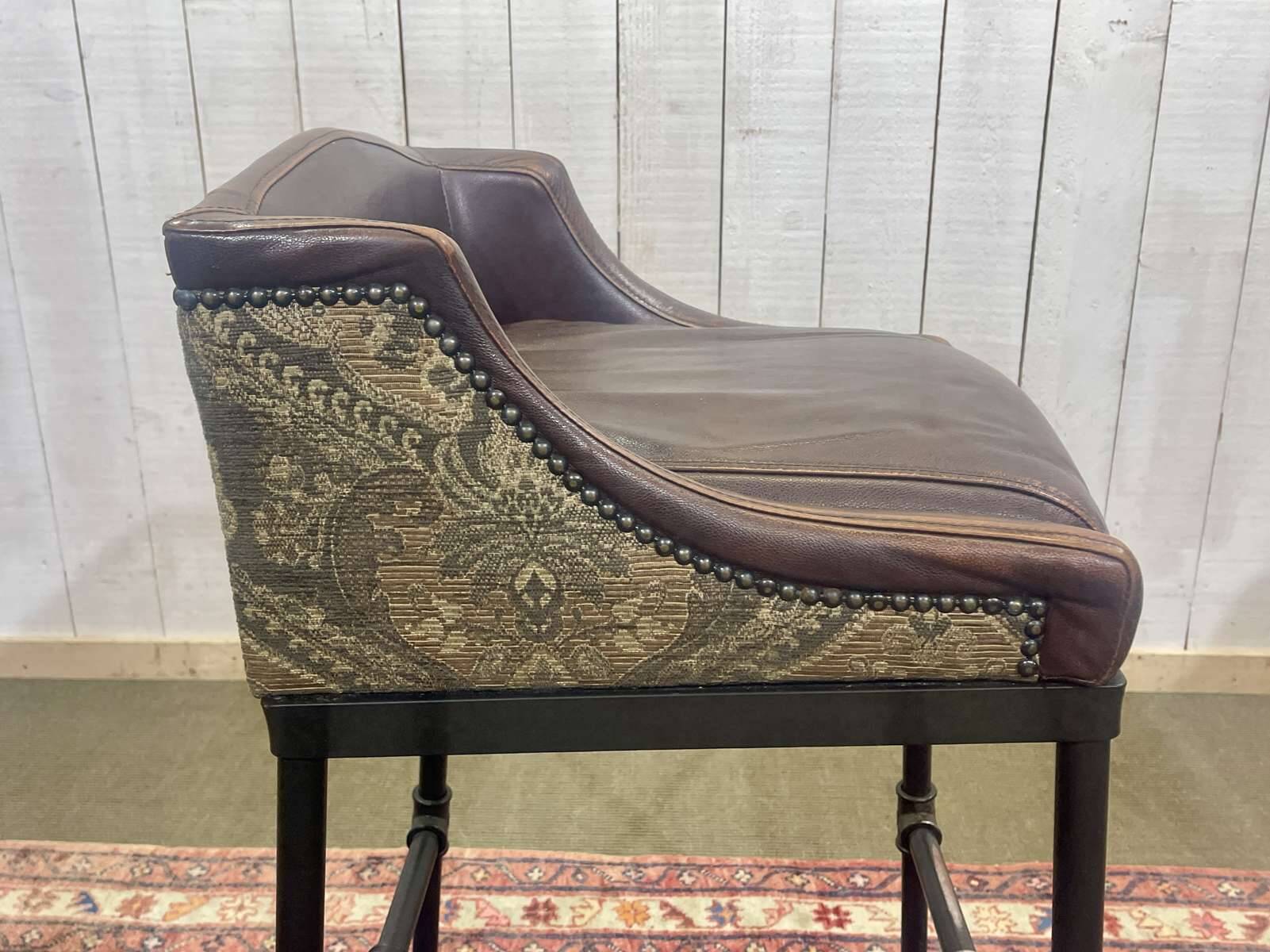 Série de 5 tabourets style industriel en métal et cuir, travail moderne