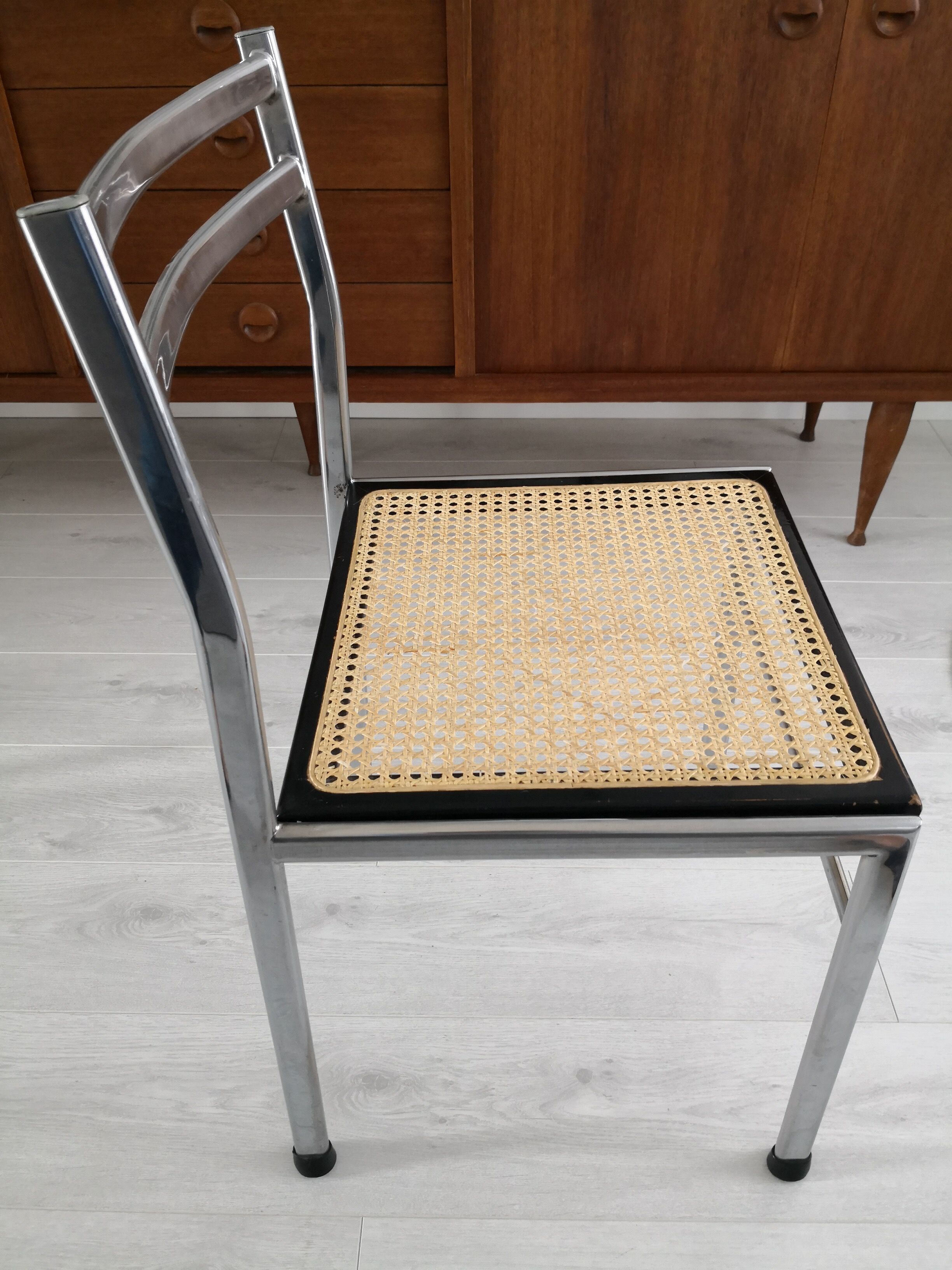 Suite de 4 chaises cannées des années 70/80