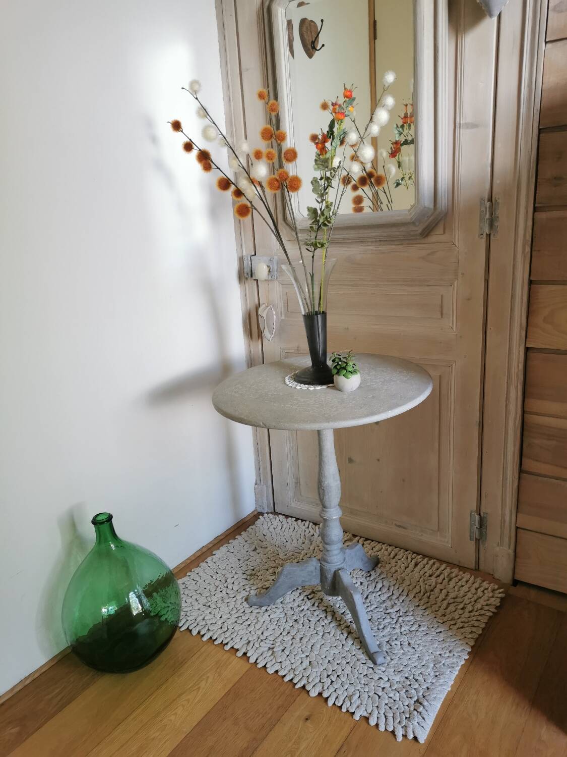 Shabby chic pedestal table