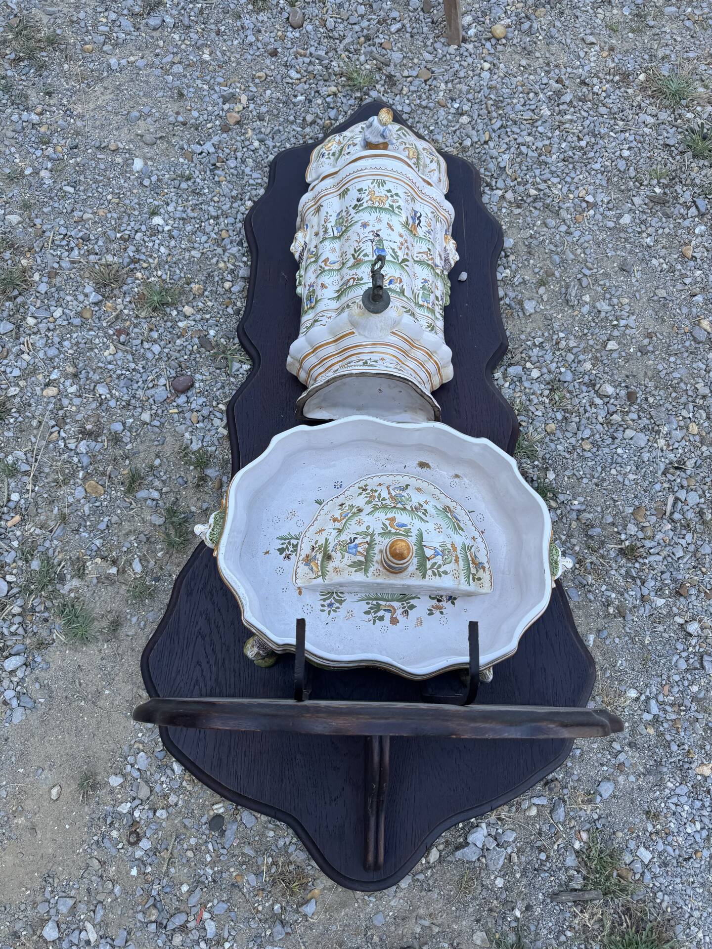 Wall fountain and its basin in Moustiers earthenware, handmade decoration.