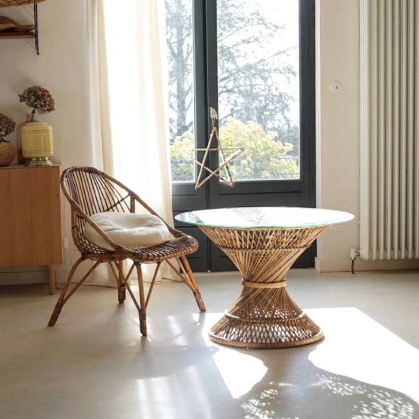 Table basse diabolo en rotin et plateau en verre