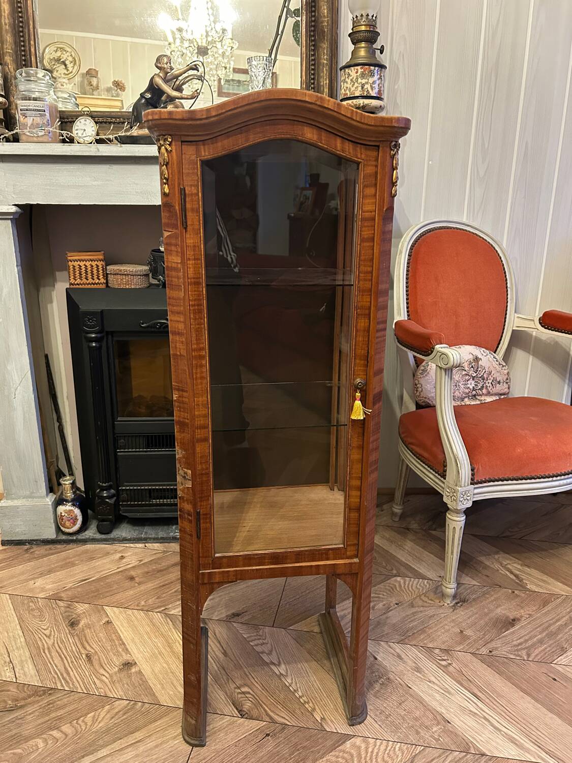 Petite vitrine Louis XVI en marqueterie