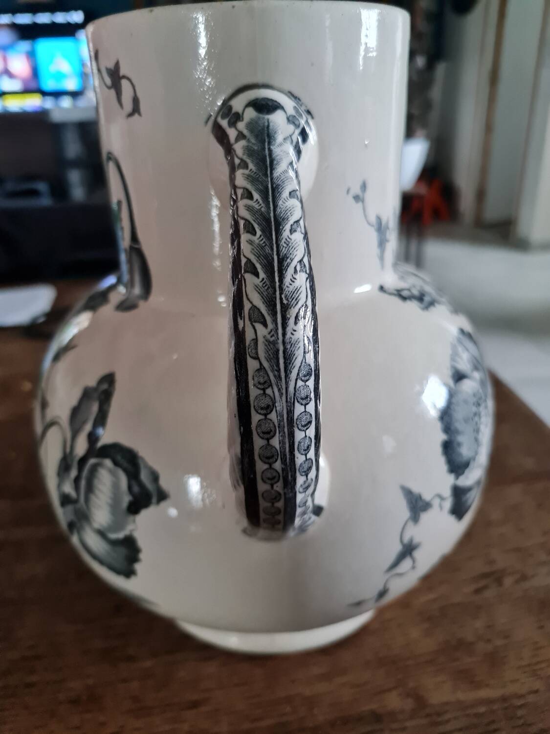 Broc de toilette en terre de fer Longchamp Pavots bleu-gris Fin XIXe