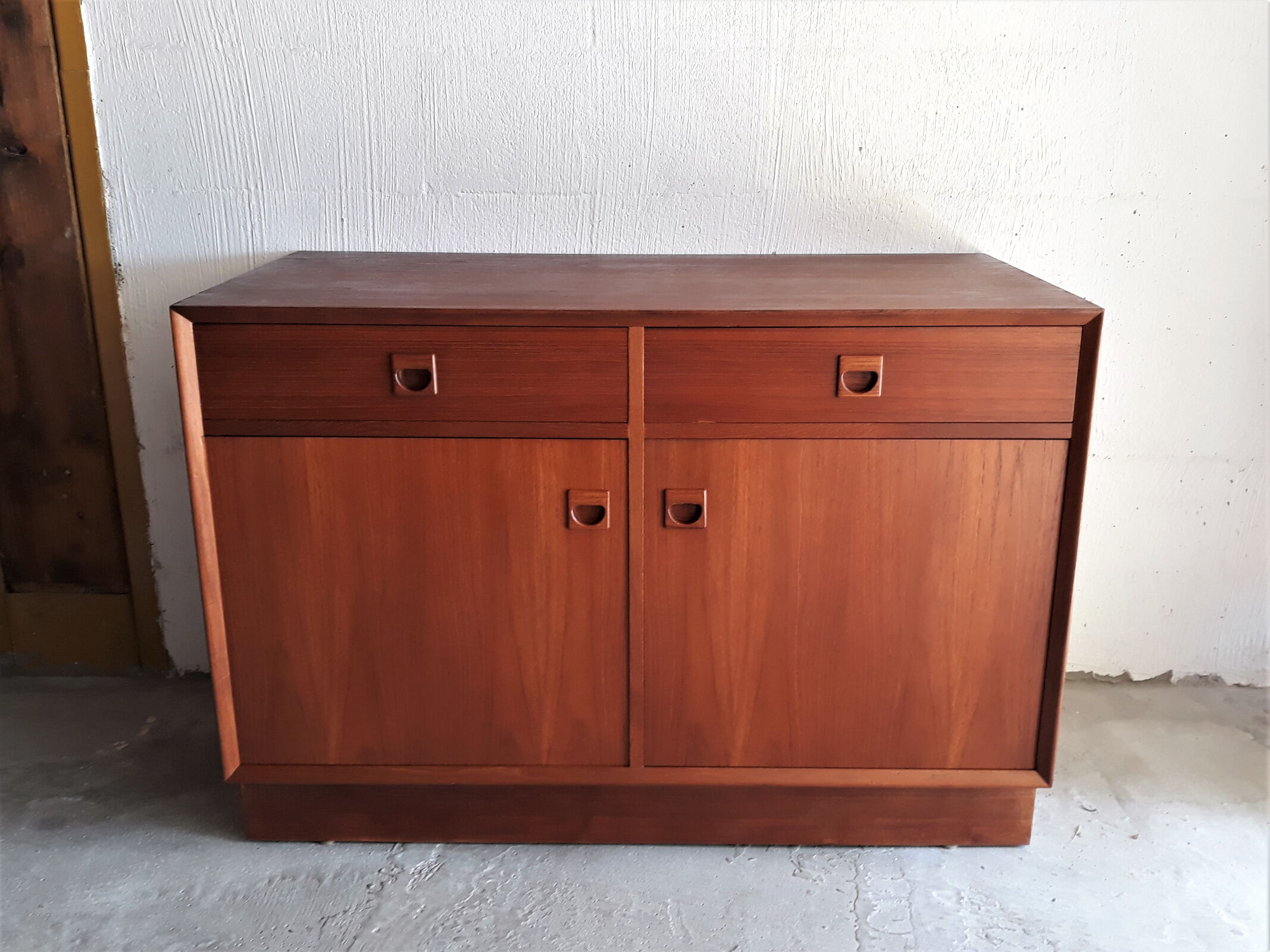 Teak Furniture / Small Enfilade Eric BROUER / Vintage Teck / Scandinavian Buffet / Small Buffet - Vintage Bar Furniture / Made in Denmark / Mid Century