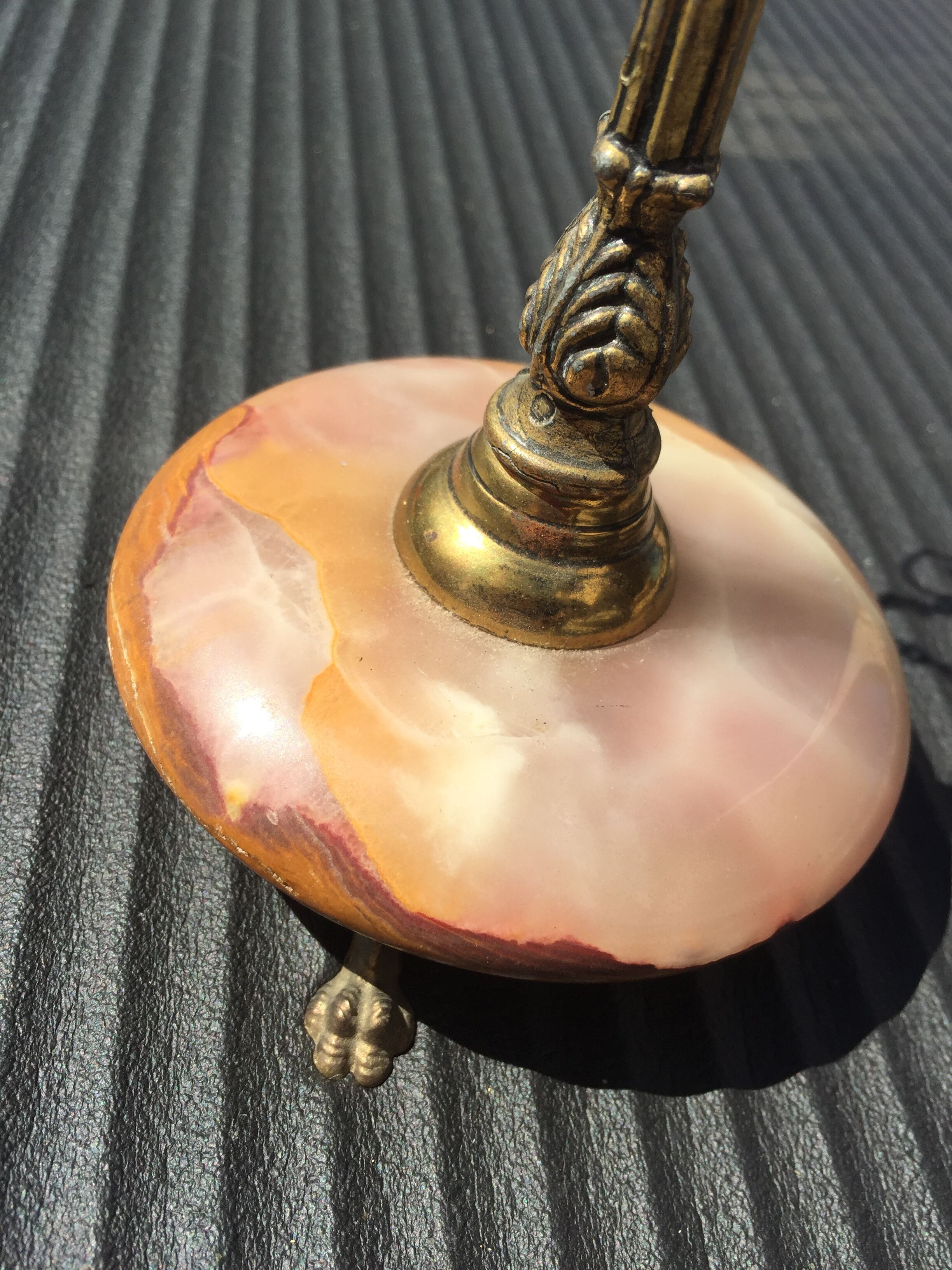 Decorative onyx scale - Justice