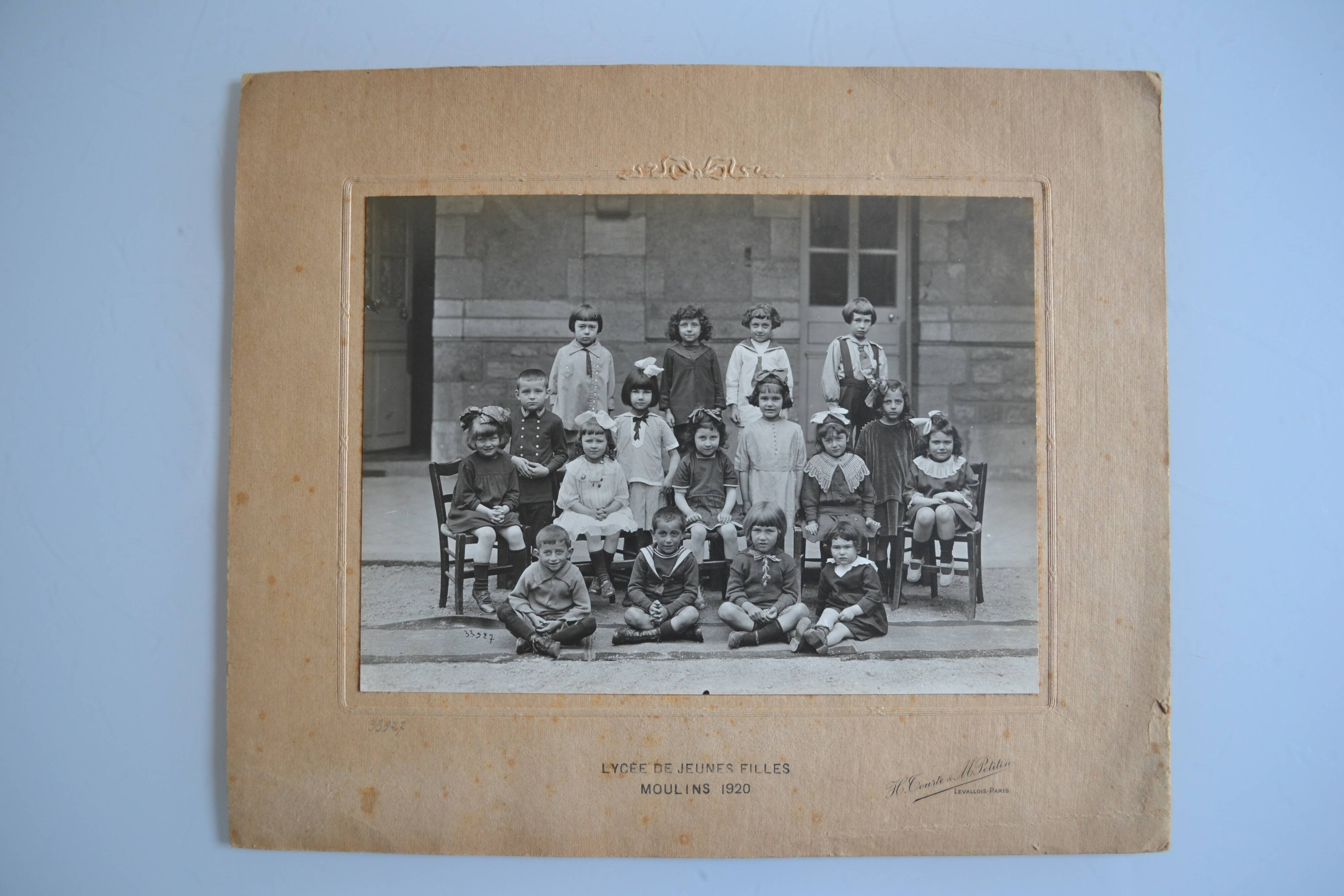 Old photo of class of girls' high school Moulin 1920