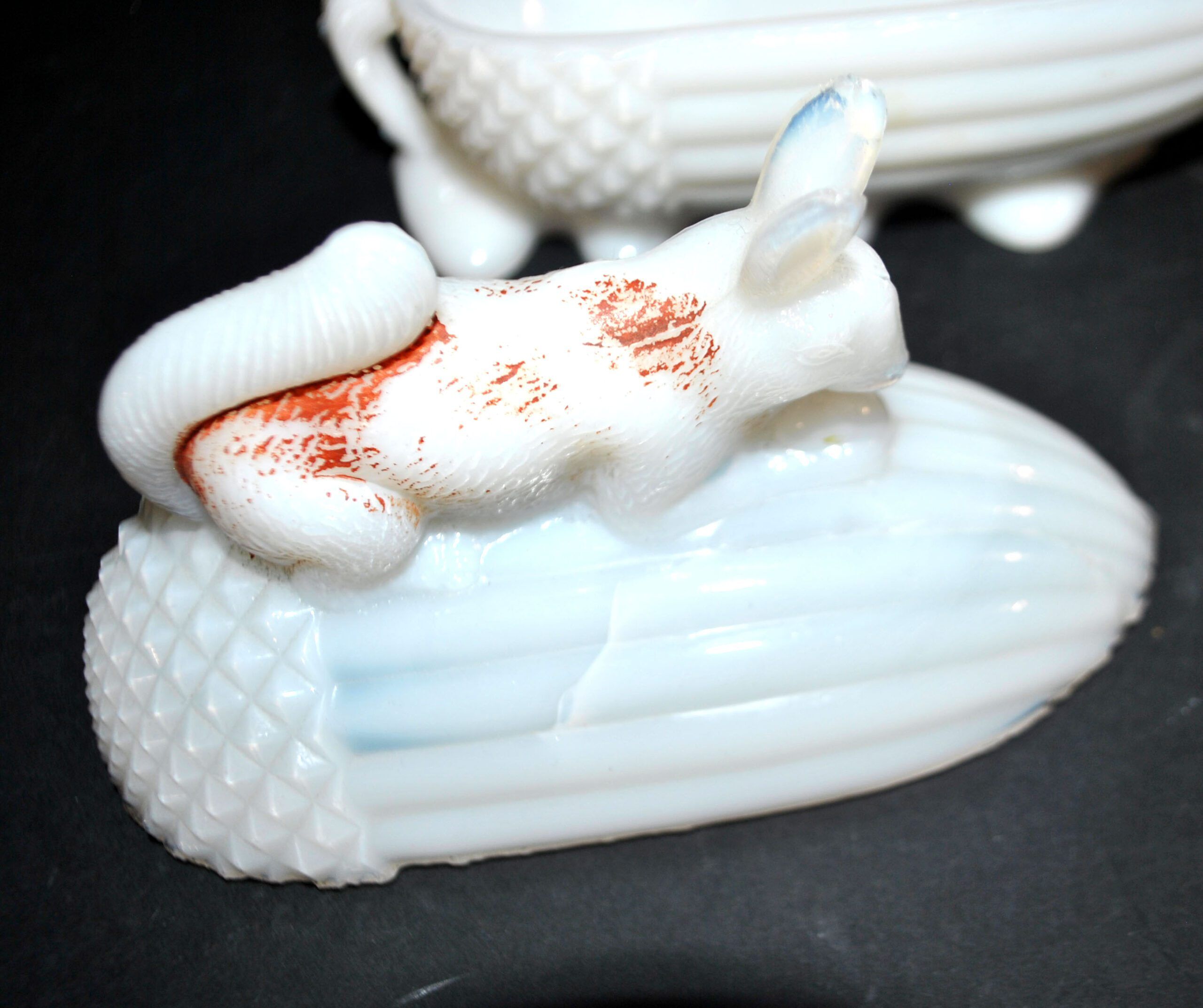 Sucrier écureuil en opaline blanche Vallerysthal, 1910