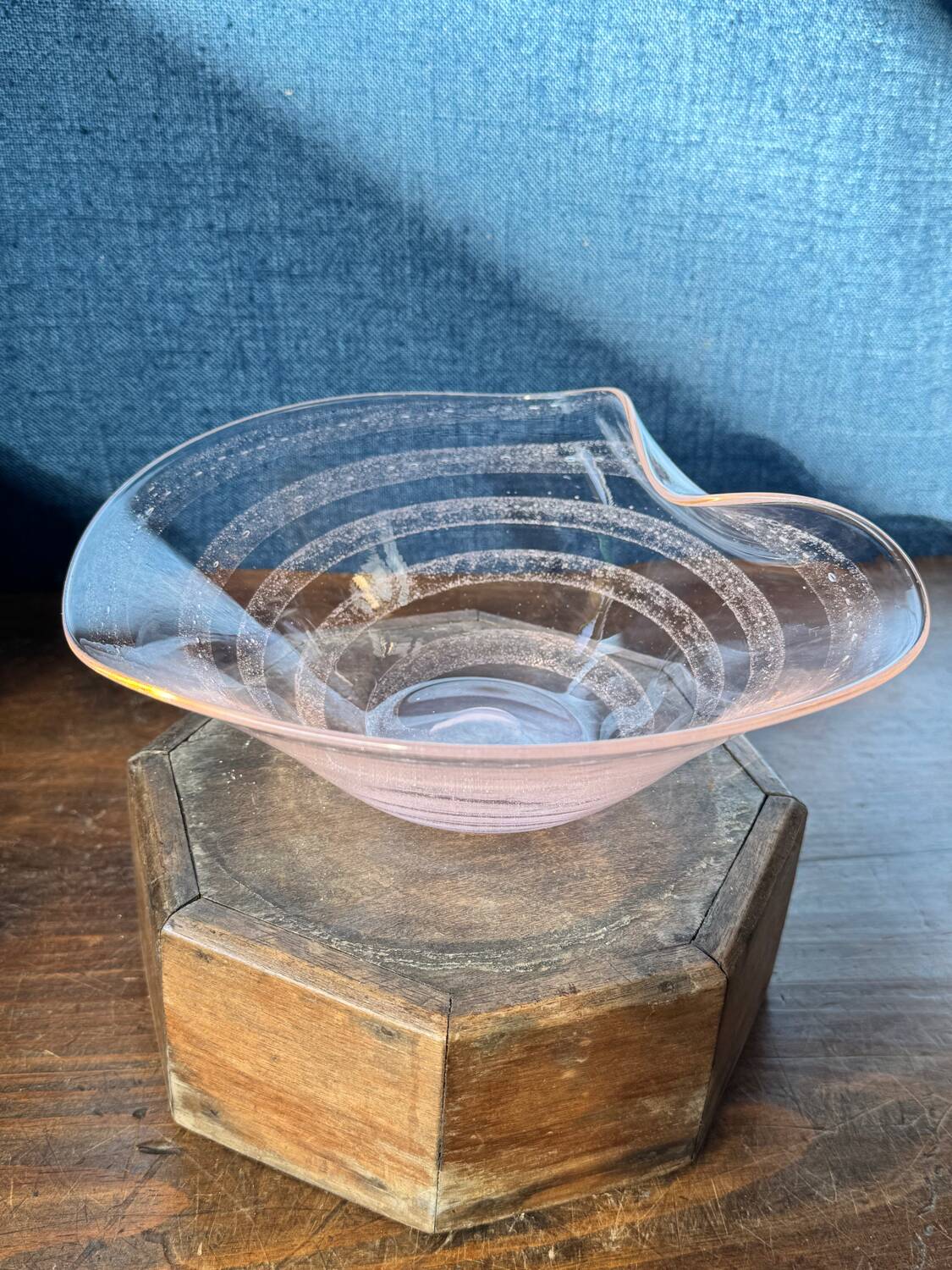 Coupe en verre de Murano rose pâle – design forme libre