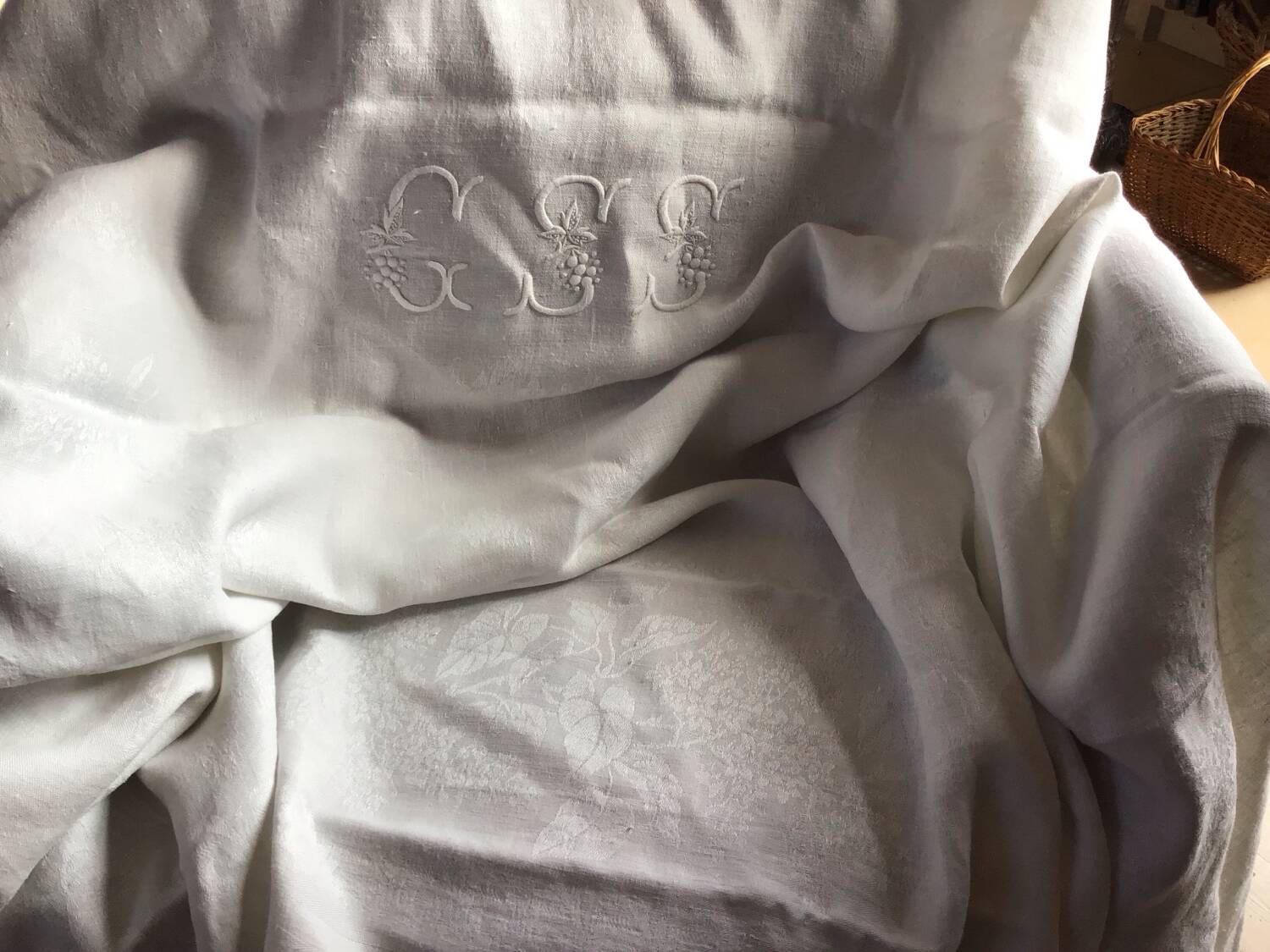 Nappe vintage blanche aux lilas, monogrammée  GSS