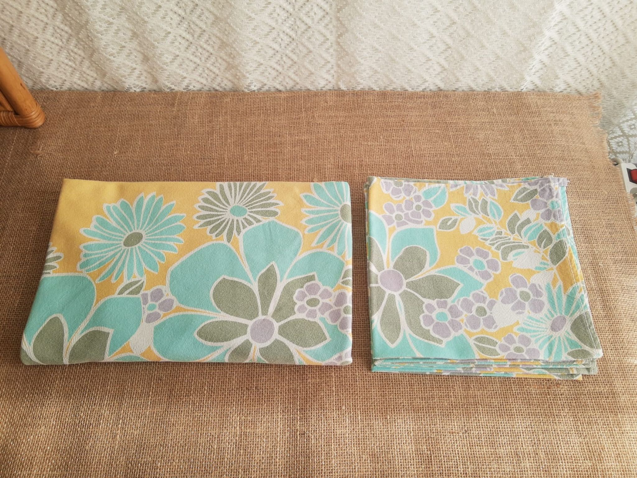 Round tablecloth and 6 napkins with vintage flower patterns