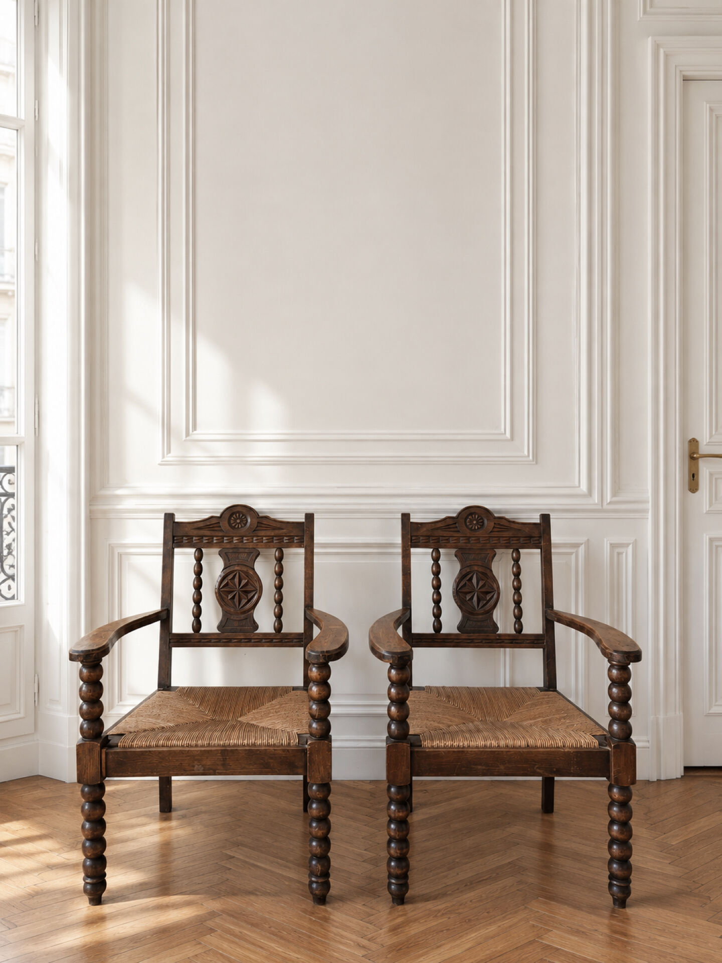 Paire de fauteuils rustiques bois et paille 