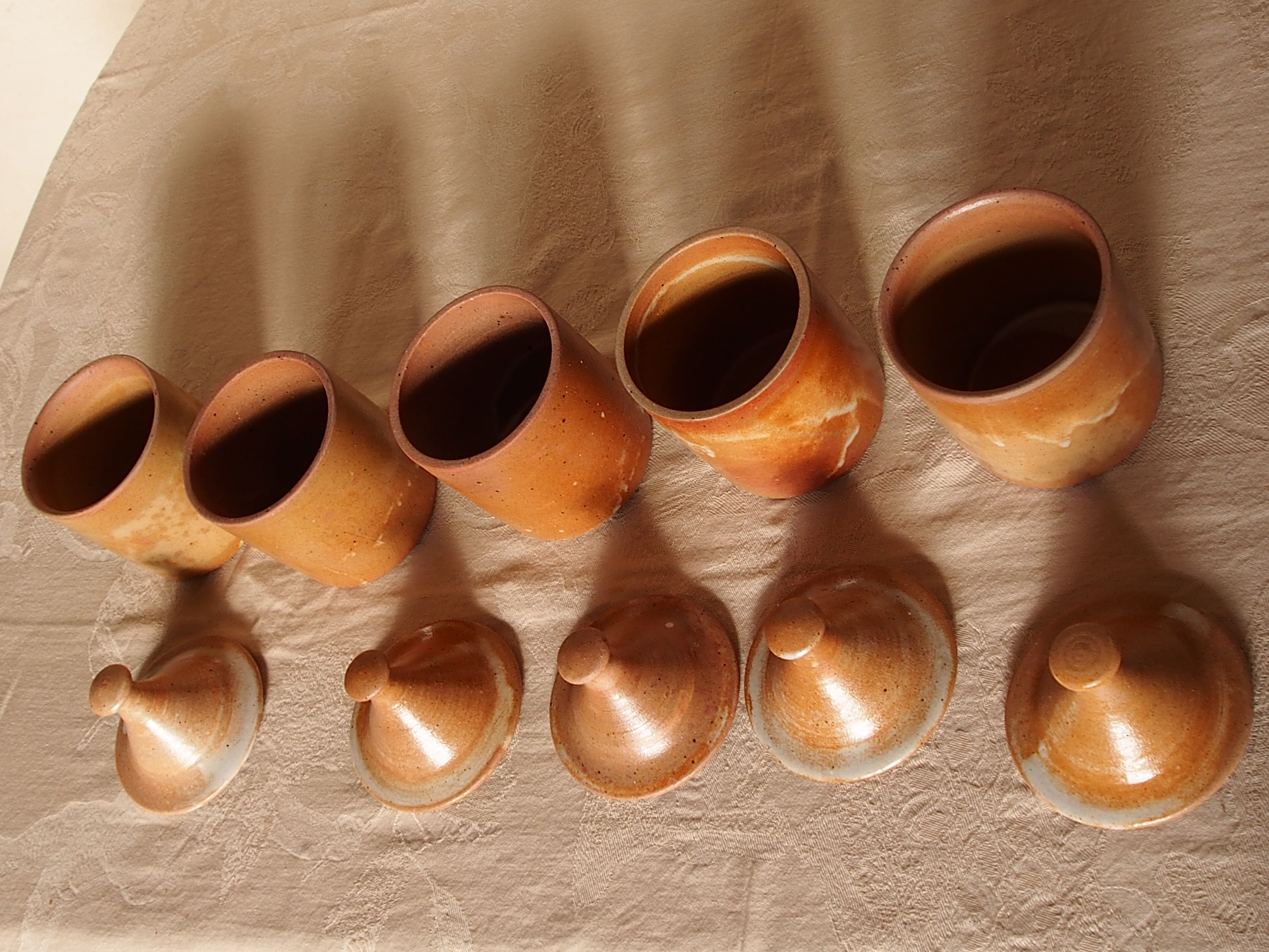 Set of 5 pots with its lid, in vintage stoneware