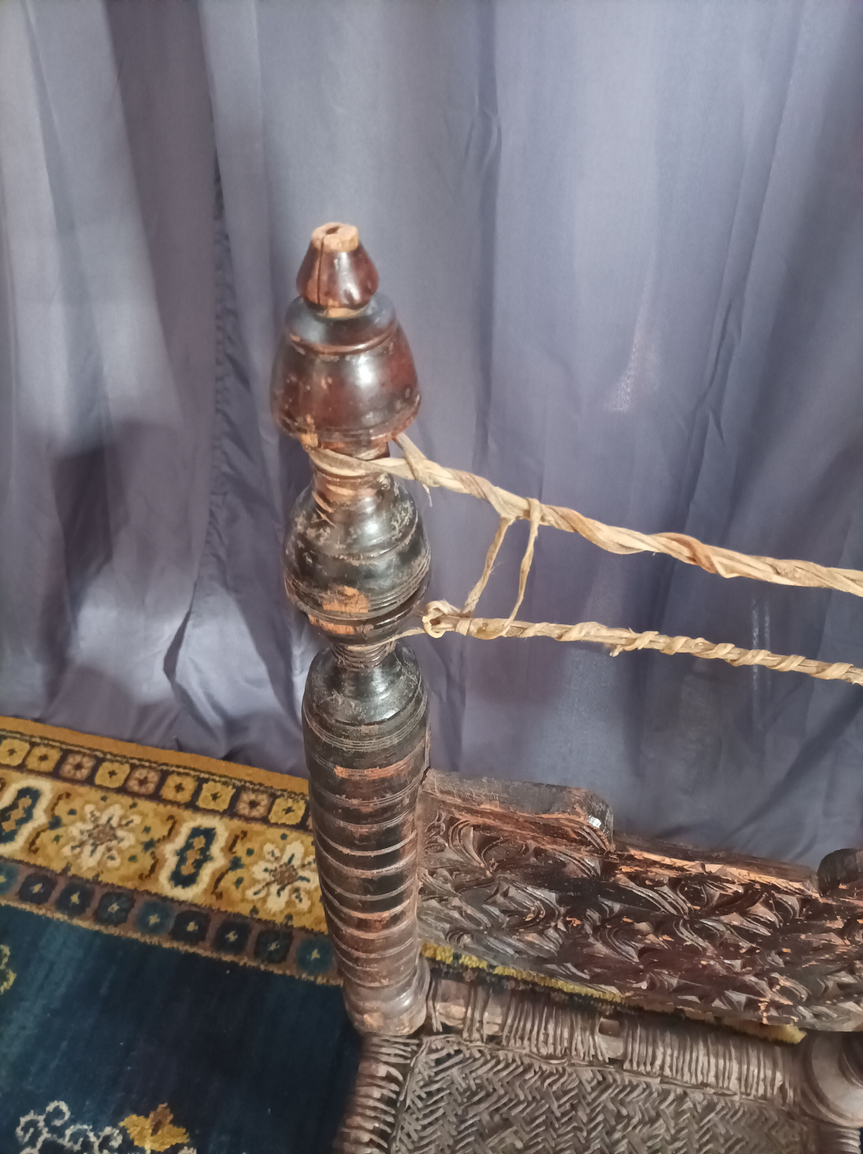 Chaise basse afghane en bois sculpté