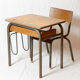 Bureau d'école vintage des années 60 avec porte-cartable