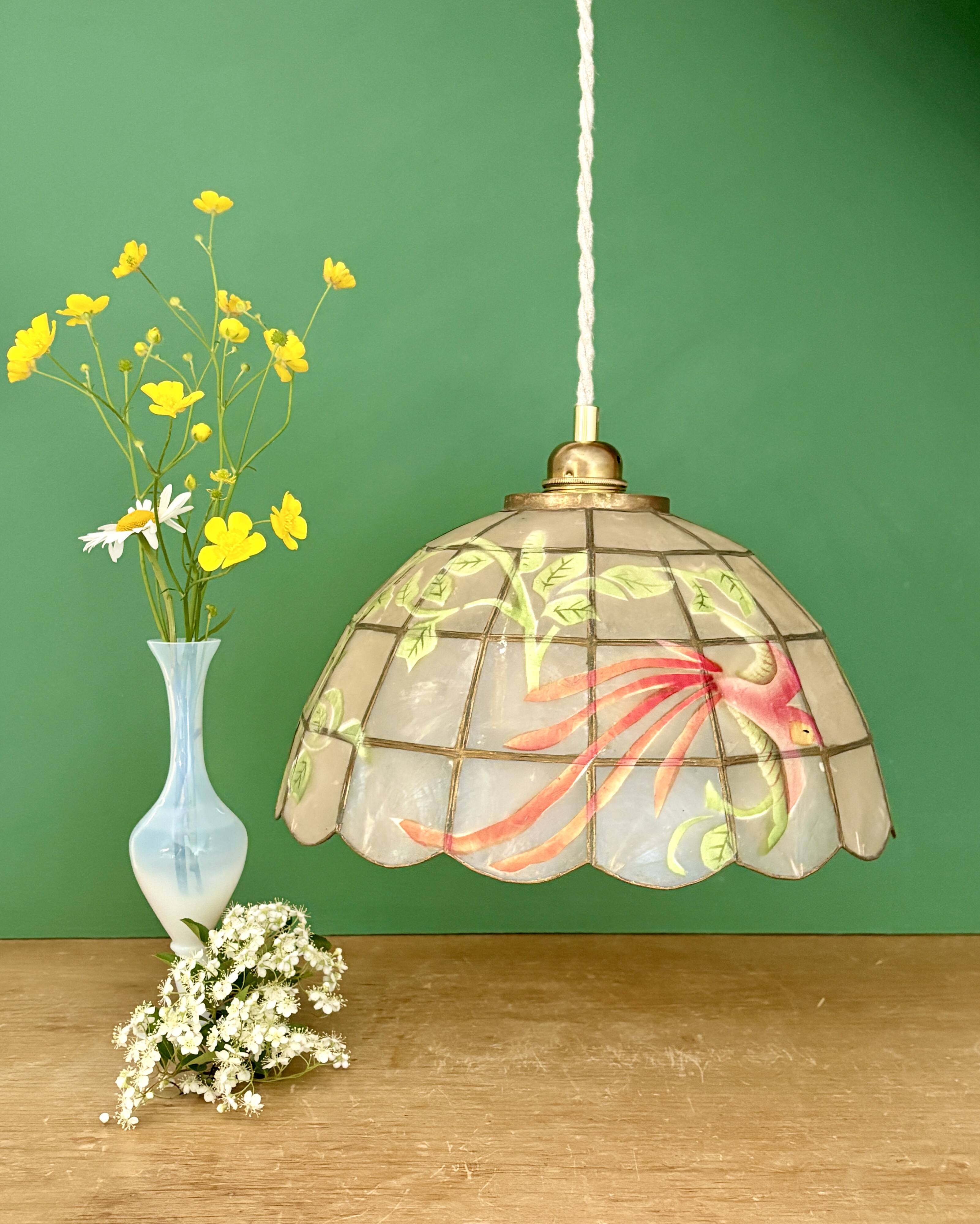 Suspension abat-jour vintage en nacre et laiton décors d'oiseaux
