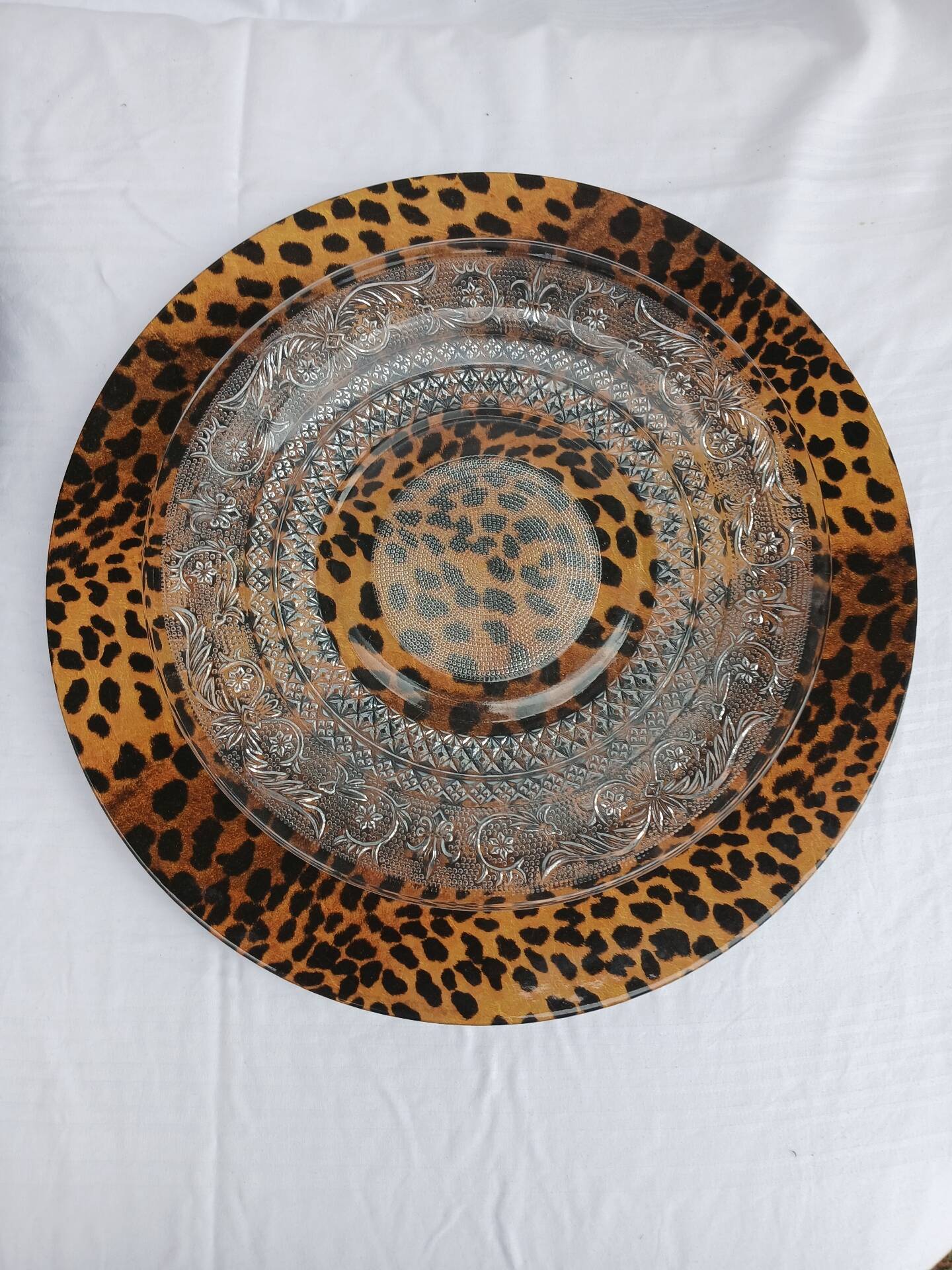 5 large flat plastic plates