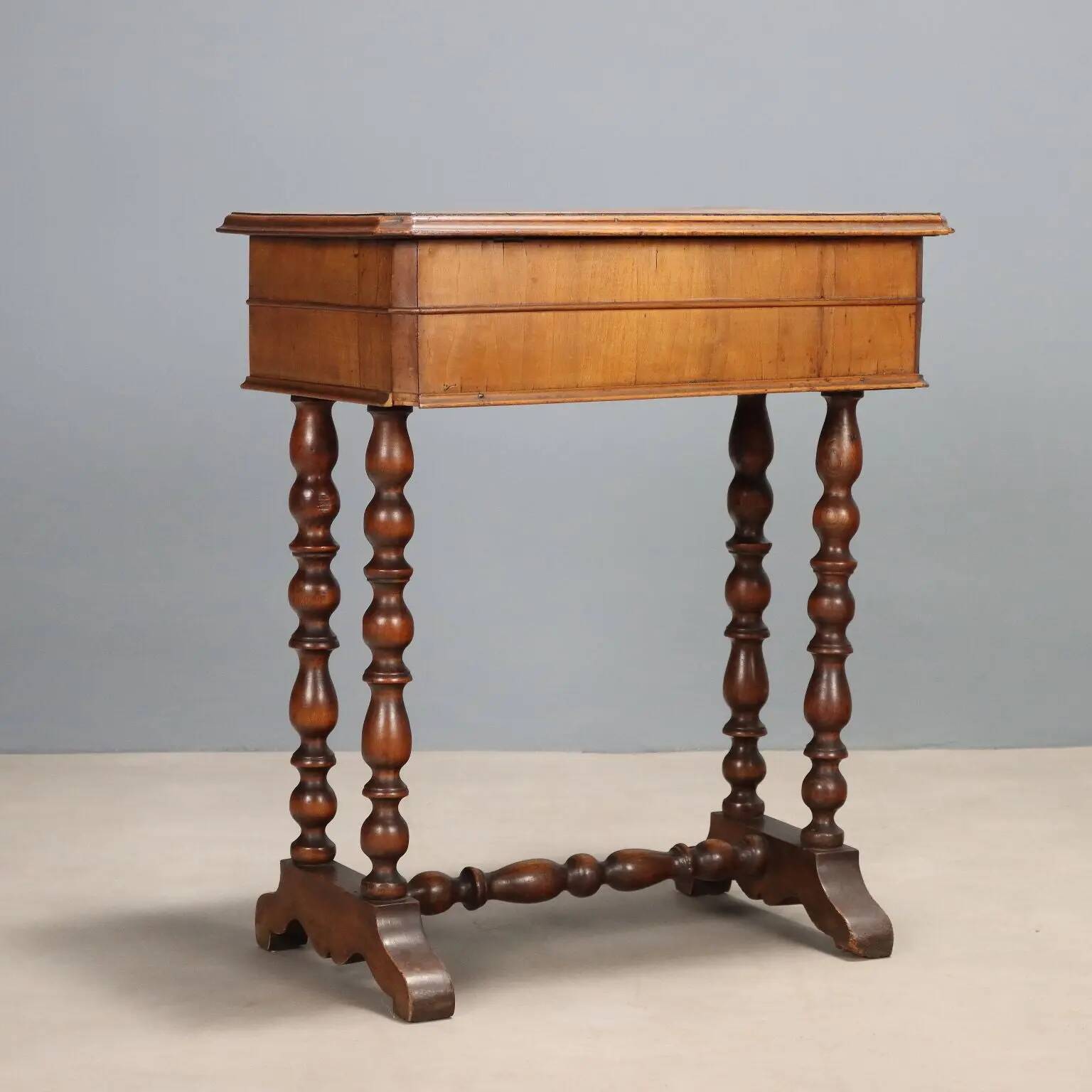 Antique sewing table in walnut and cherry wood, 19th century.